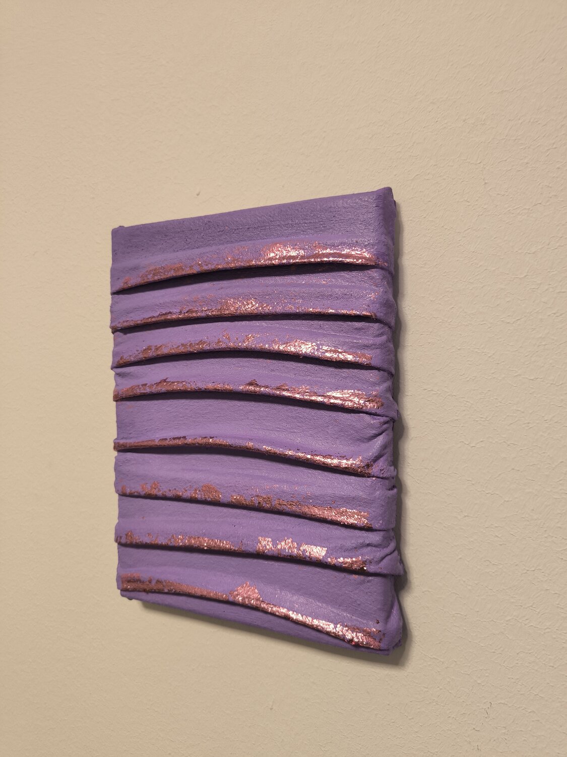 little Violette Vibes - Tanya Silva - Acryl, Objekte auf Leinwand