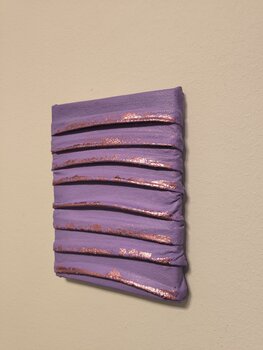 little Violette Vibes - Tanya Silva - Acryl, Objekte auf Leinwand