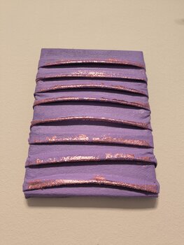 little Violette Vibes - Tanya Silva - Acryl, Objekte auf Leinwand