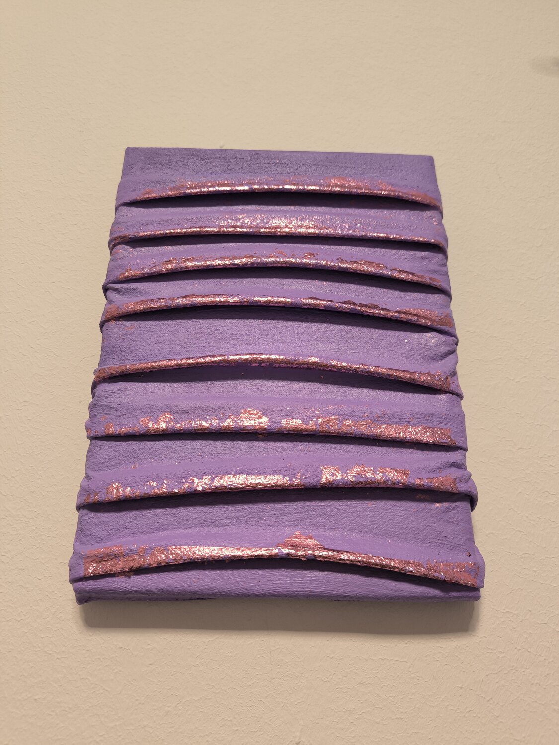 little Violette Vibes - Tanya Silva - Acryl, Objekte auf Leinwand