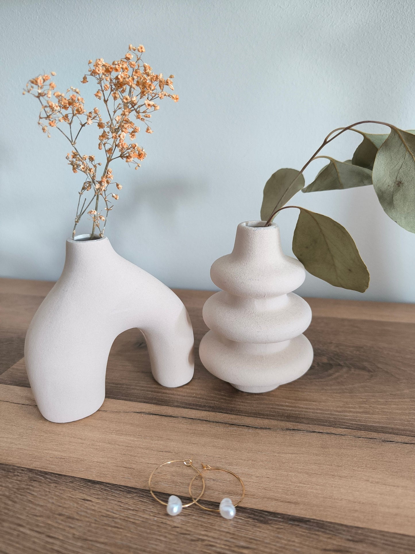 Schlichte Perlen Creolen | Hochzeit Damenschmuck | Muschelperlen Imitat | weiße Perlen | Boho | Moderne Creolen | Geschenk für Sie