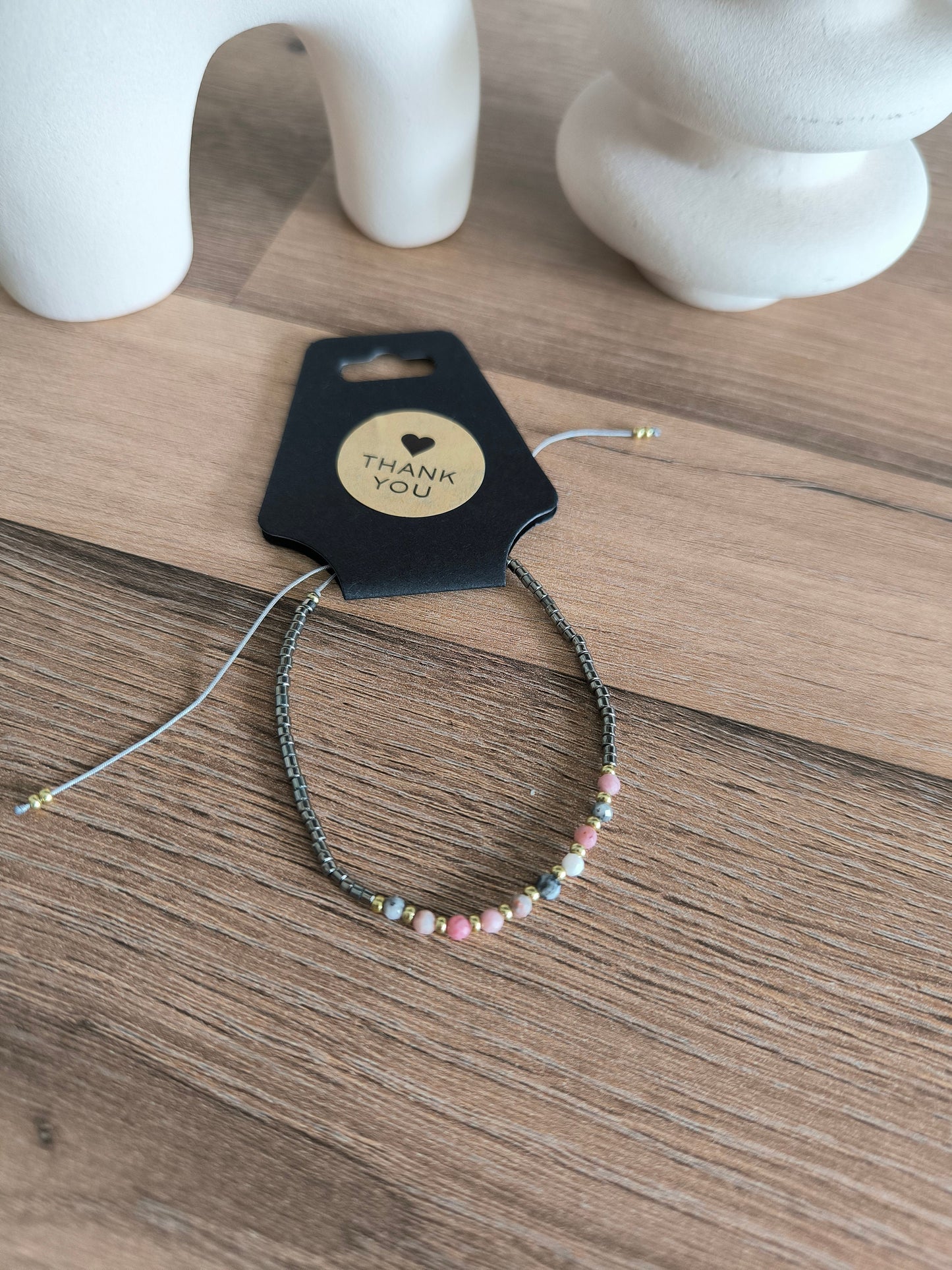 Damen Armband Boho handgefertigt mit natürlichen rosa Turmalin-Edelsteinen, Edelstahl- und grauen Perlen