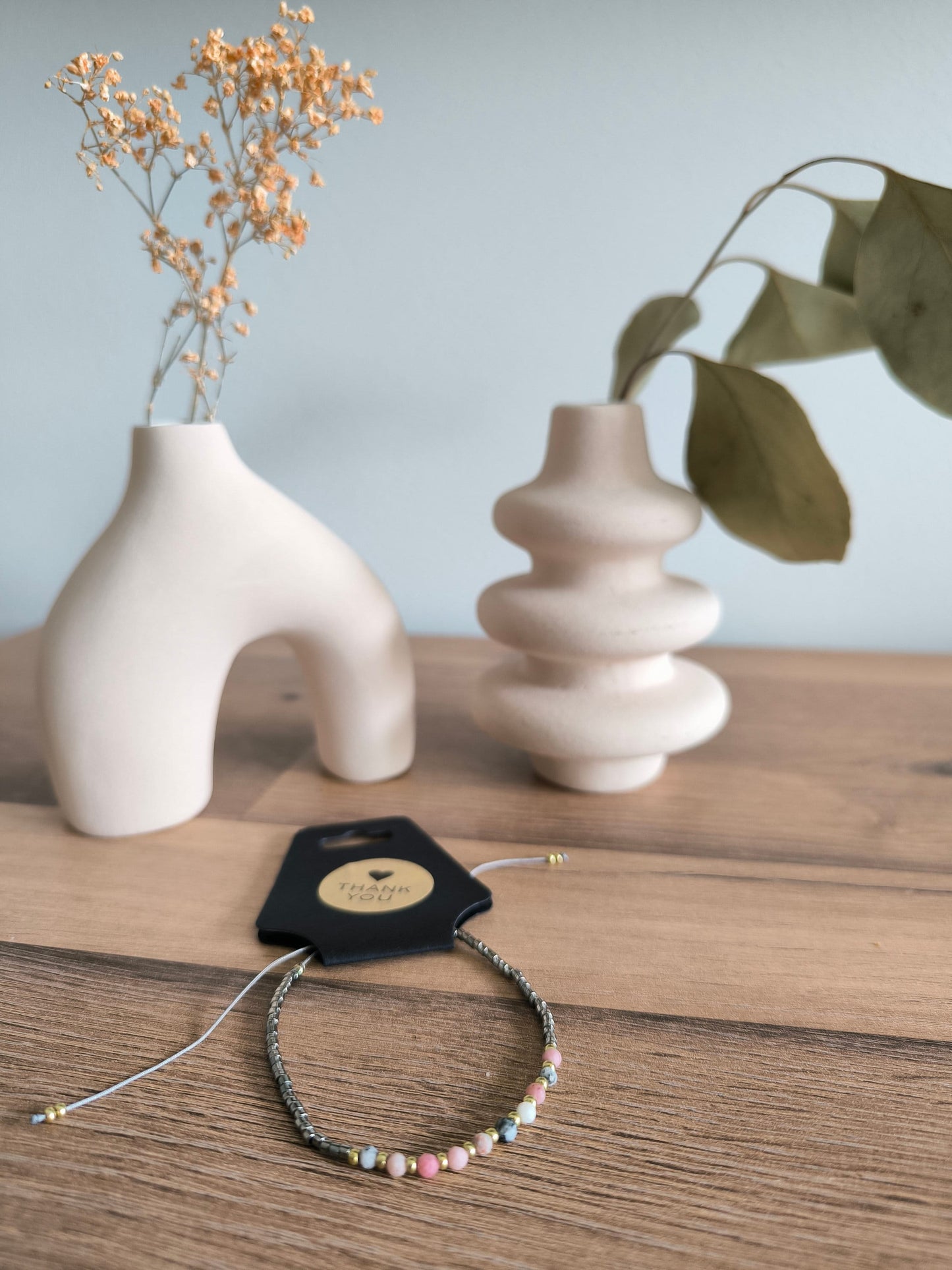 Damen Armband Boho handgefertigt mit natürlichen rosa Turmalin-Edelsteinen, Edelstahl- und grauen Perlen