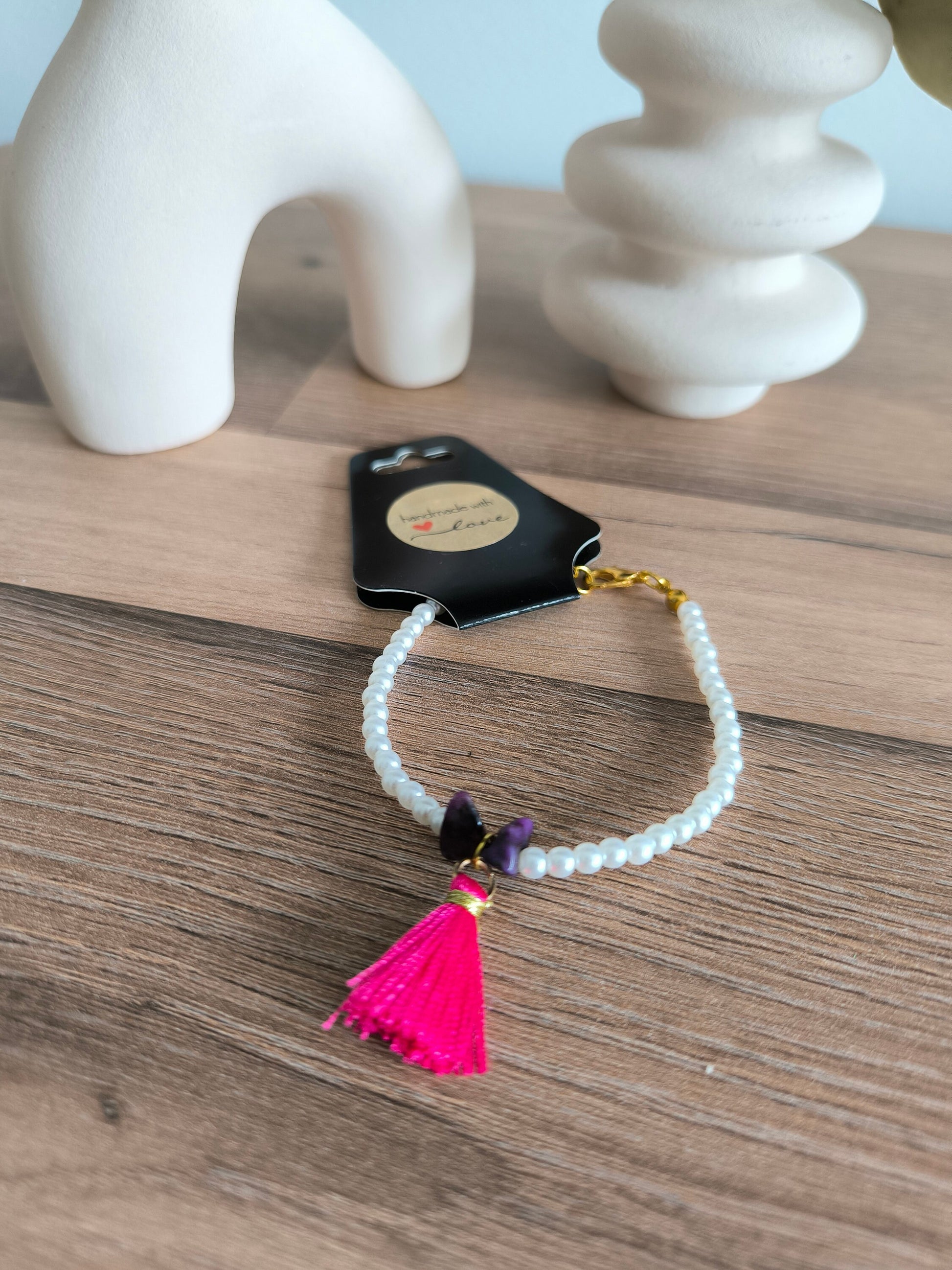 Boho-Perlenarmband mit weißen Perlen | natürlichen Sugilith-Edelsteinen und pinkem Quastenanhänger | Boho | Gift for her | Modern