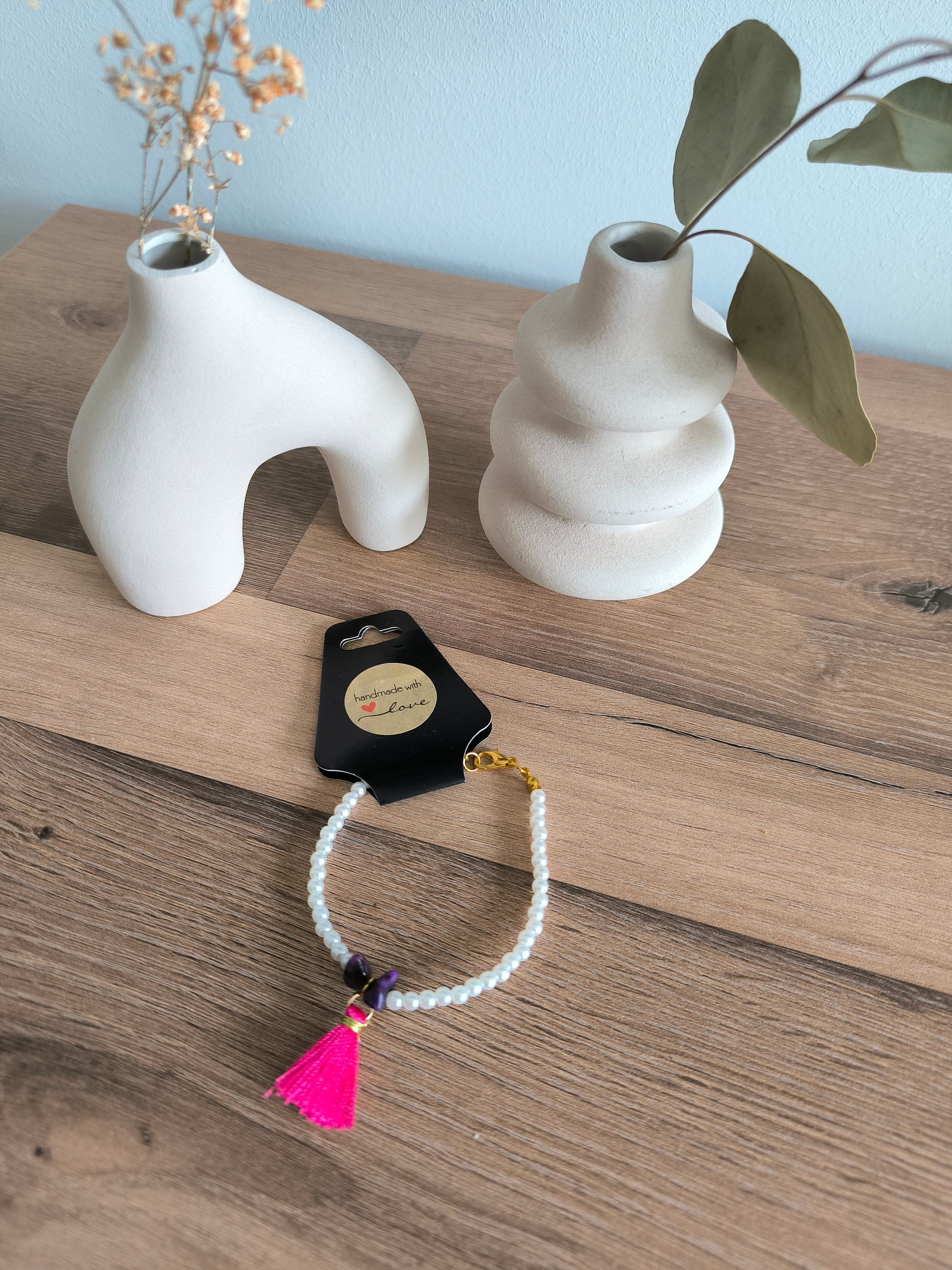 Boho-Perlenarmband mit weißen Perlen | natürlichen Sugilith-Edelsteinen und pinkem Quastenanhänger | Boho | Gift for her | Modern