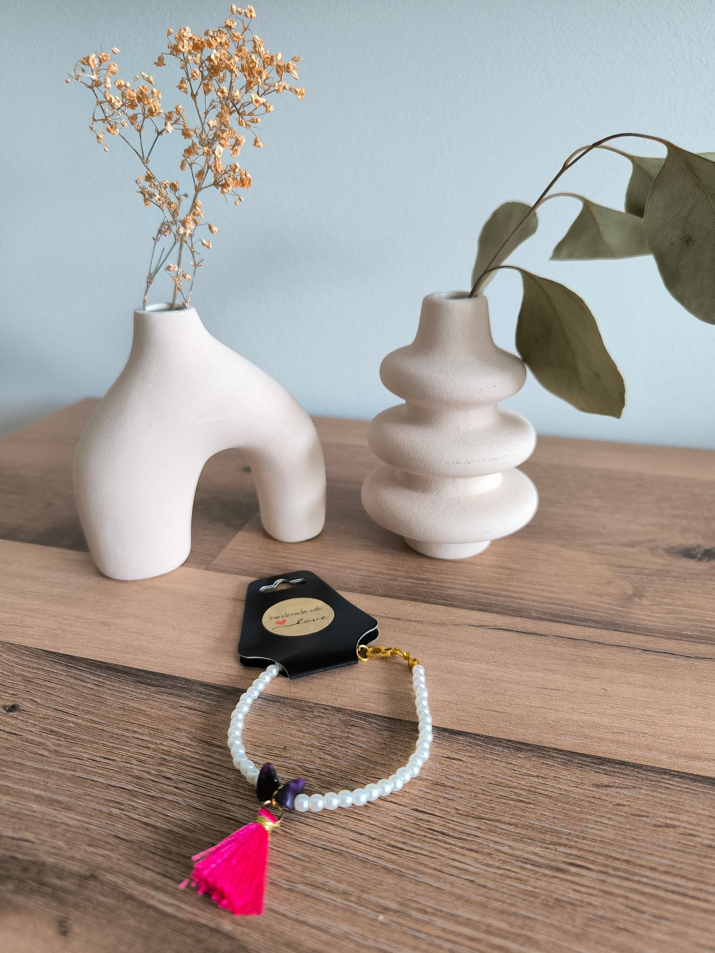 Boho-Perlenarmband mit weißen Perlen | natürlichen Sugilith-Edelsteinen und pinkem Quastenanhänger | Boho | Gift for her | Modern