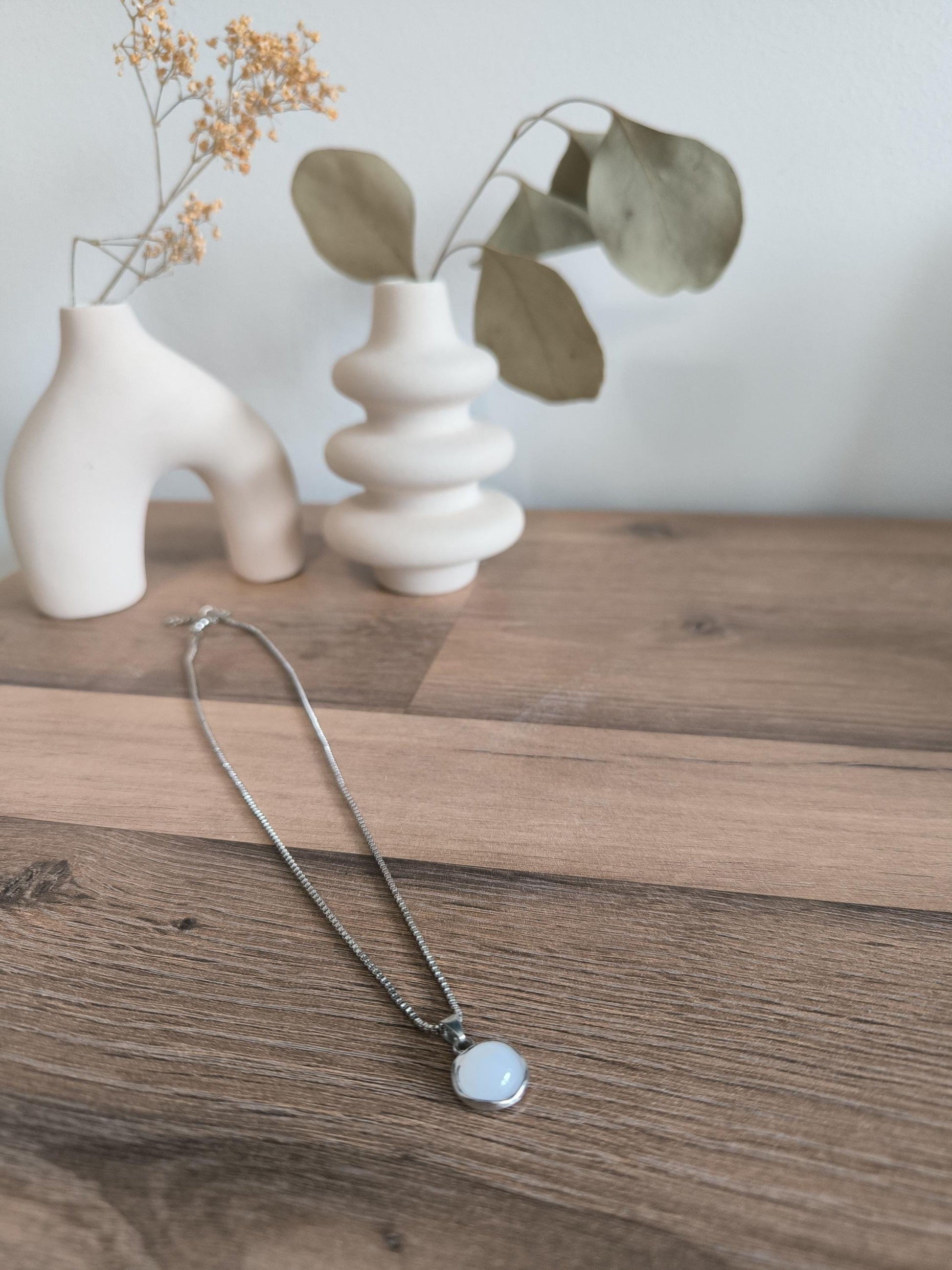 Lunar Glow Necklace – Edelstahl Halskette mit weißem Mondstein-Anhänger | Minimalistische Schmuckstücke | Geschenk für Sie