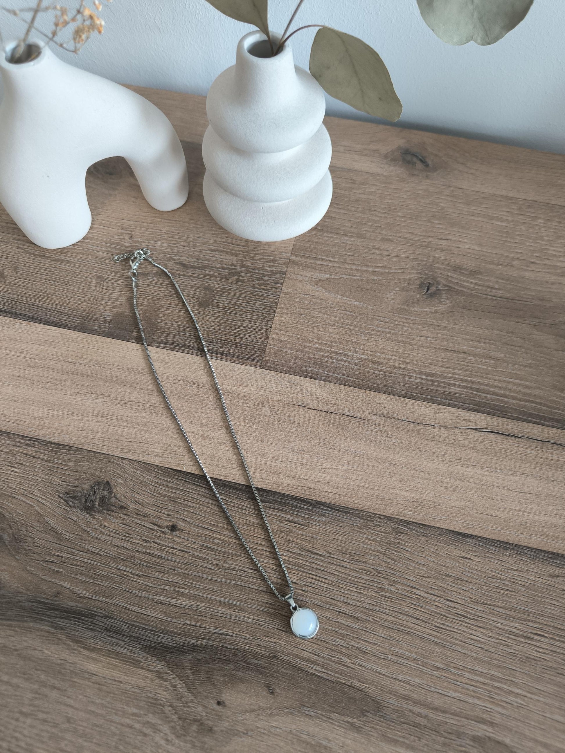 Lunar Glow Necklace – Edelstahl Halskette mit weißem Mondstein-Anhänger | Minimalistische Schmuckstücke | Geschenk für Sie