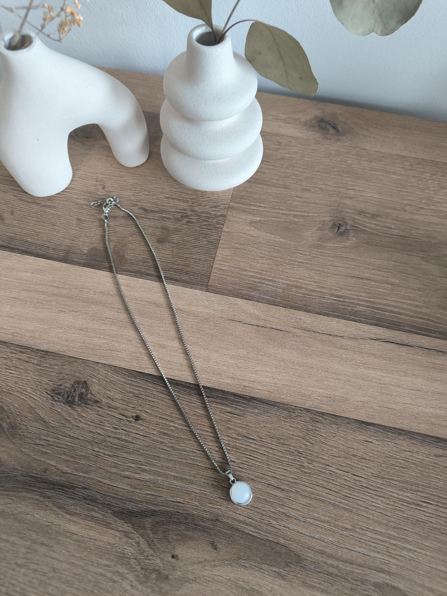 Lunar Glow Necklace – Edelstahl Halskette mit weißem Mondstein-Anhänger | Minimalistische Schmuckstücke | Geschenk für Sie