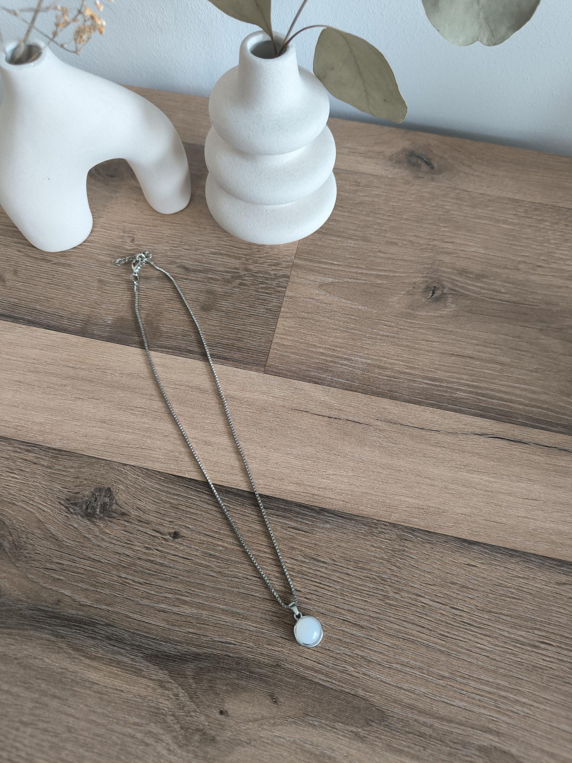 Lunar Glow Necklace – Edelstahl Halskette mit weißem Mondstein-Anhänger | Minimalistische Schmuckstücke | Geschenk für Sie