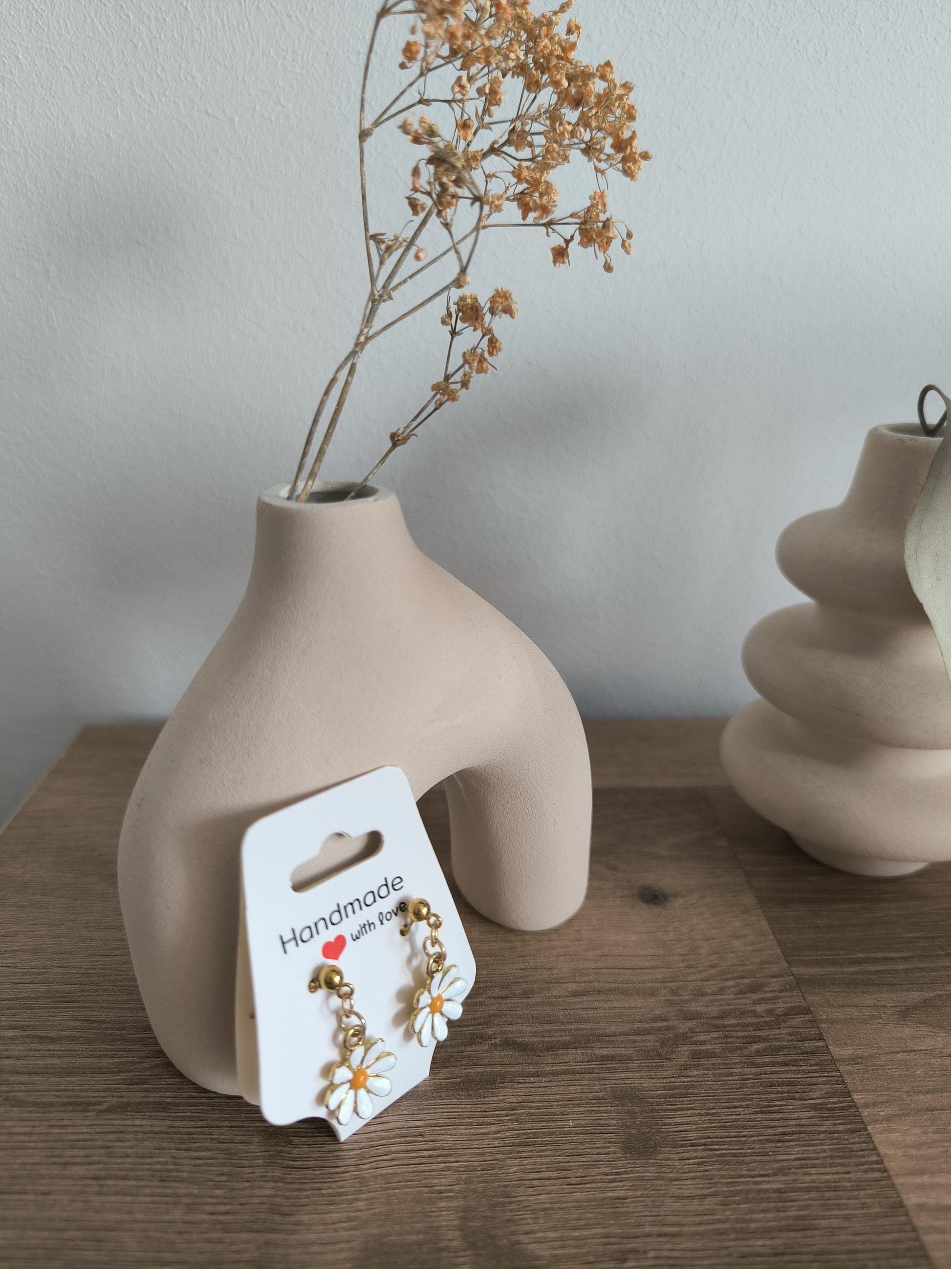 Vergoldete Ohrringe mit Perlen, Blumen, Creolen, Tropfenohrringe, Mini Hoops, Eleganter Schmuck für Damen, Geschenk für Frauen, zeitlos