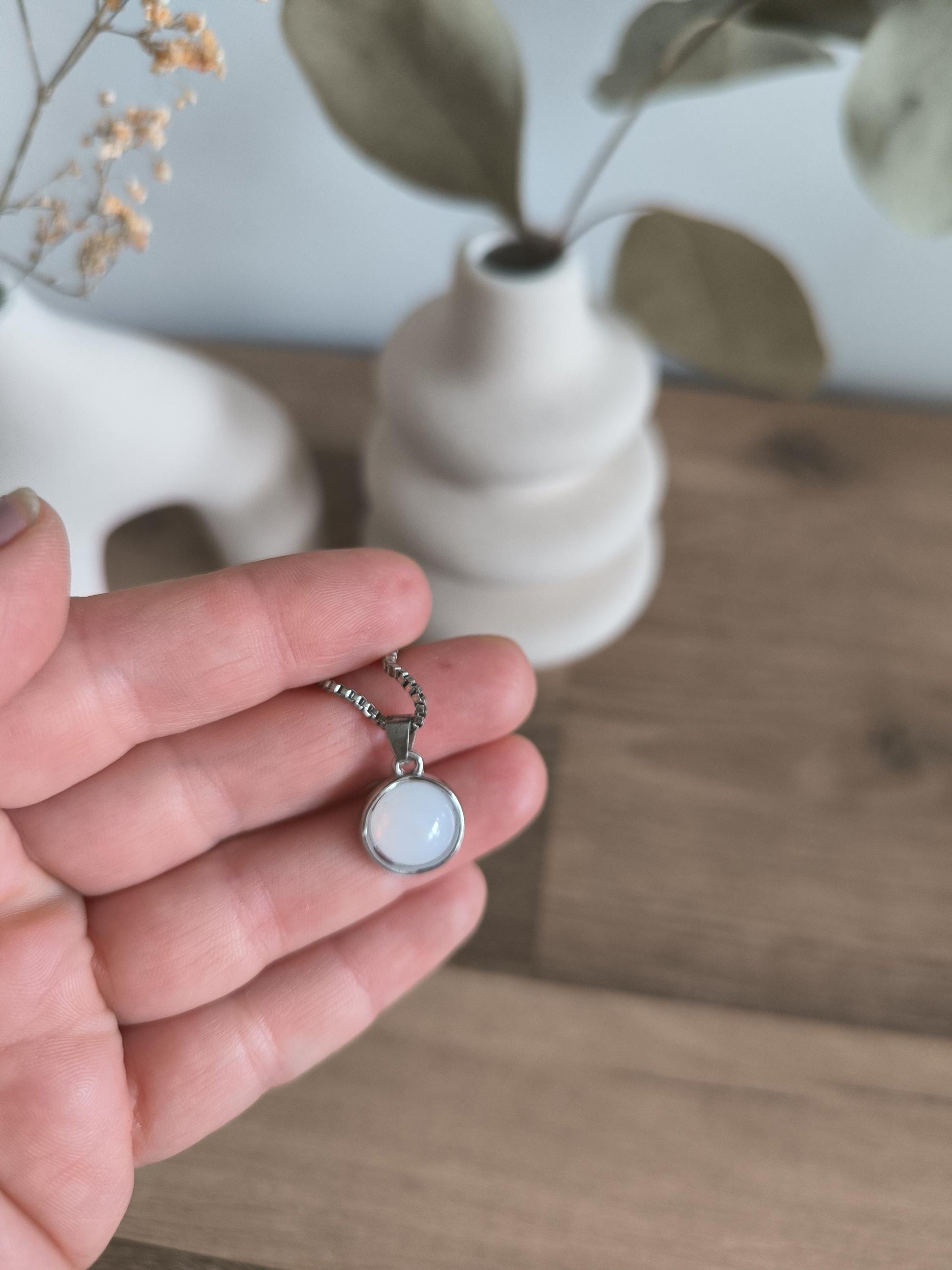 Lunar Glow Necklace – Edelstahl Halskette mit weißem Mondstein Look Anhänger | Minimalistische Schmuckstücke | Geschenk für Sie