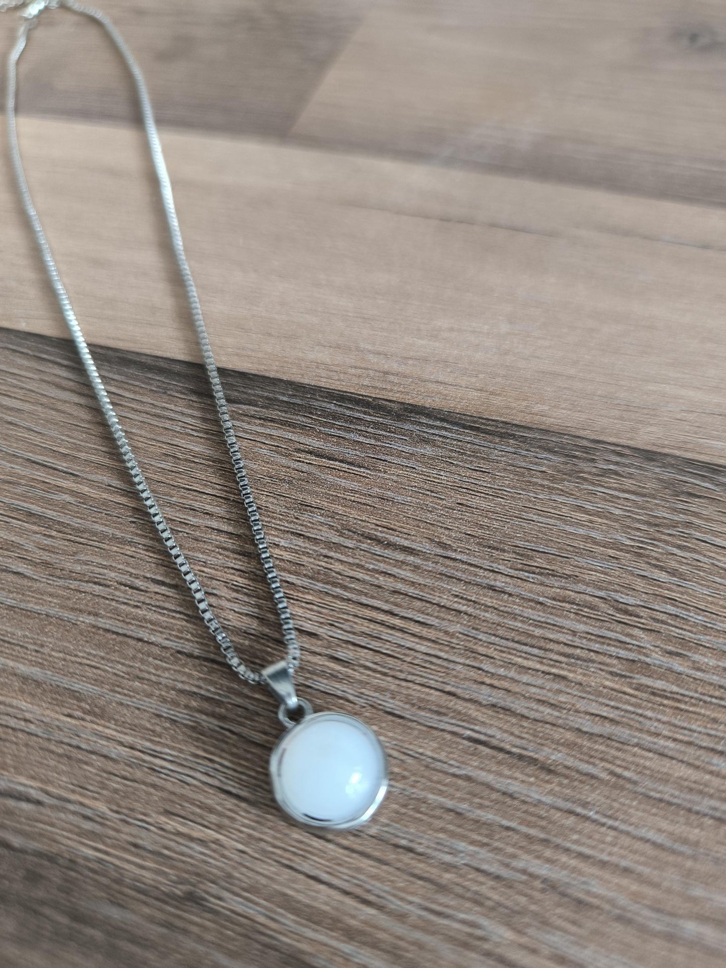 Lunar Glow Necklace – Edelstahl Halskette mit weißem Mondstein-Anhänger | Minimalistische Schmuckstücke | Geschenk für Sie