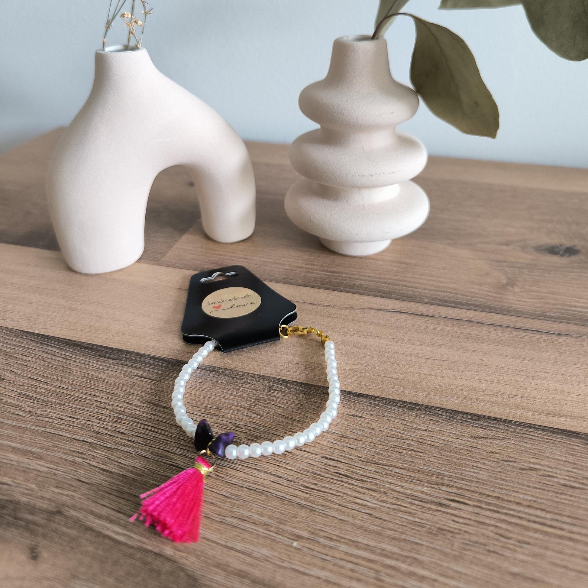 Boho-Perlenarmband mit weißen Perlen | natürlichen Sugilith-Edelsteinen und pinkem Quastenanhänger | Boho | Gift for her | Modern