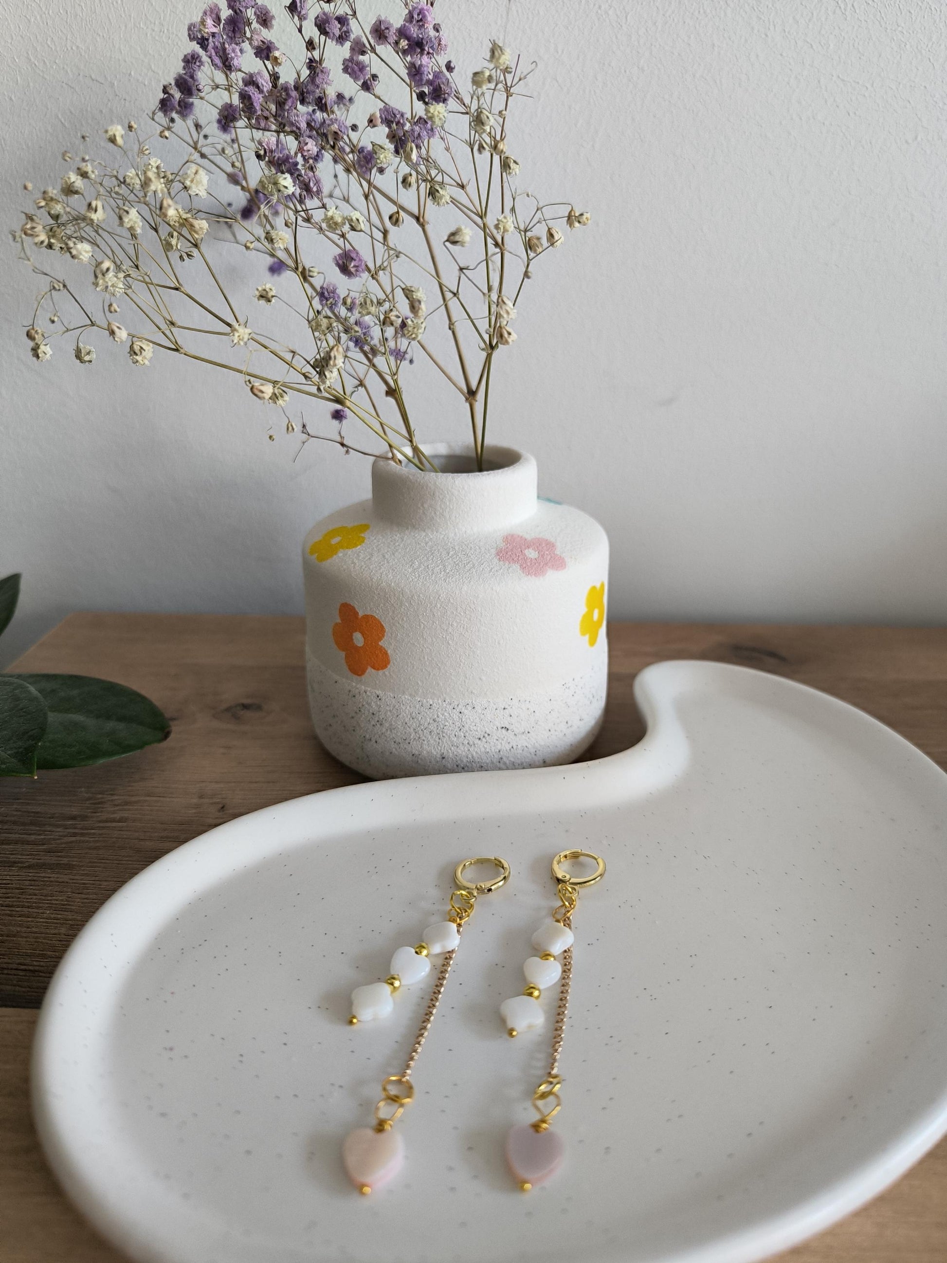 Goldene Herz Ohrringe mit Muschelperlen – Hängeohrringe, Boho Schmuck handgemacht, romantisch & verspielt, Geschenk für Frauen 18K vergoldet