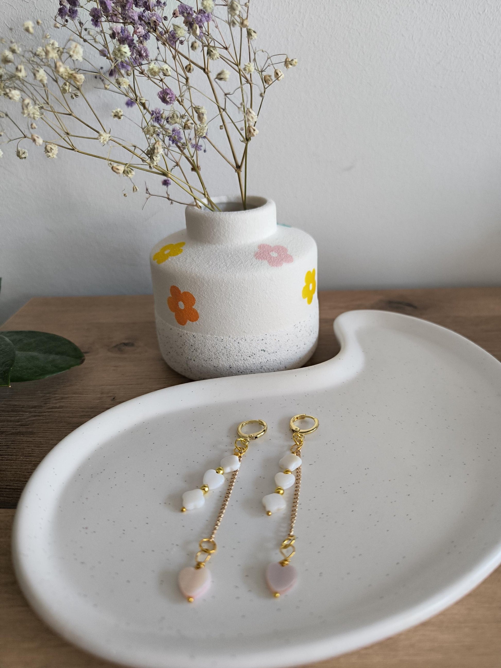 Goldene Herz Ohrringe mit Muschelperlen – Hängeohrringe, Boho Schmuck handgemacht, romantisch & verspielt, Geschenk für Frauen 18K vergoldet