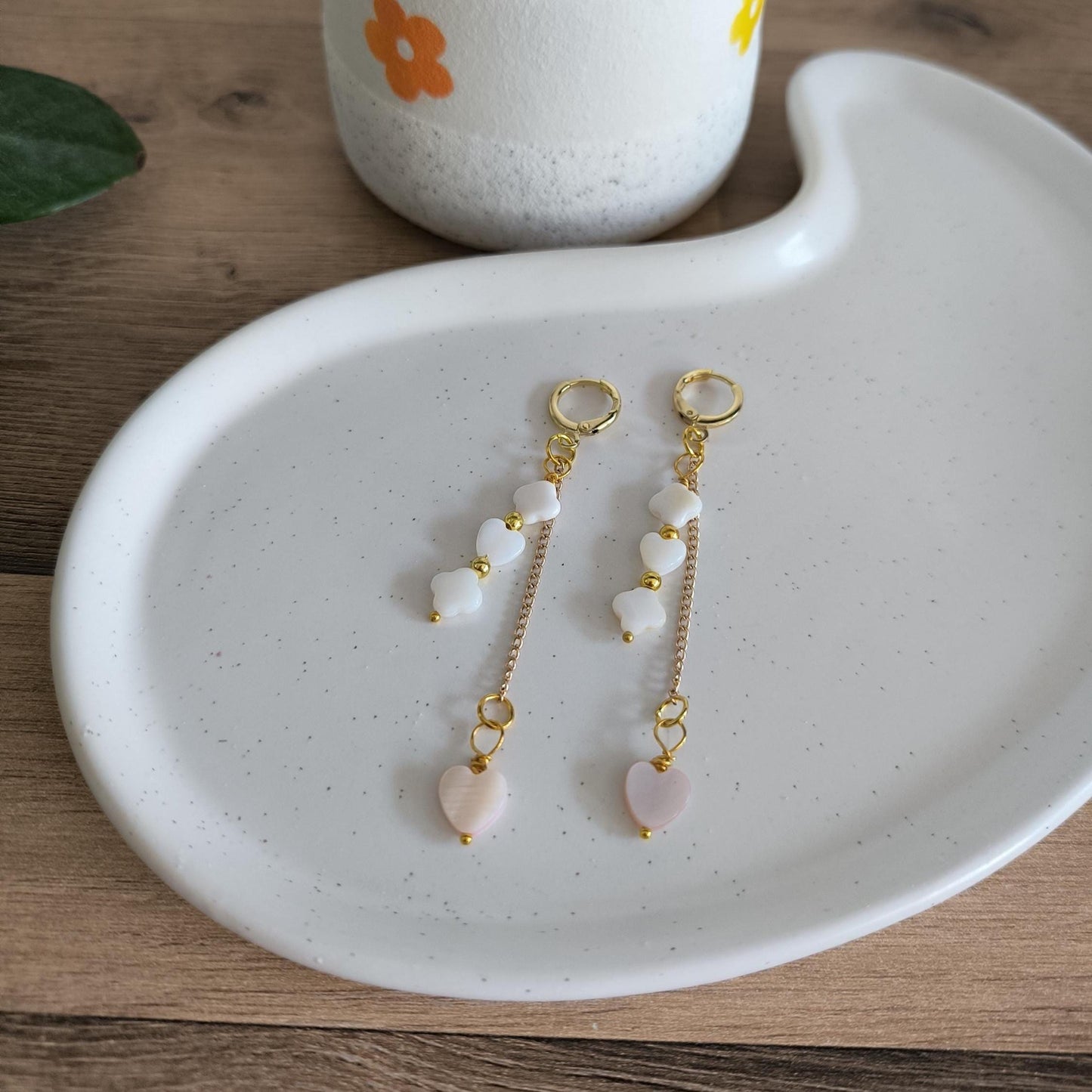 Goldene Herz Ohrringe mit Muschelperlen – Hängeohrringe, Boho Schmuck handgemacht, romantisch & verspielt, Geschenk für Frauen 18K vergoldet