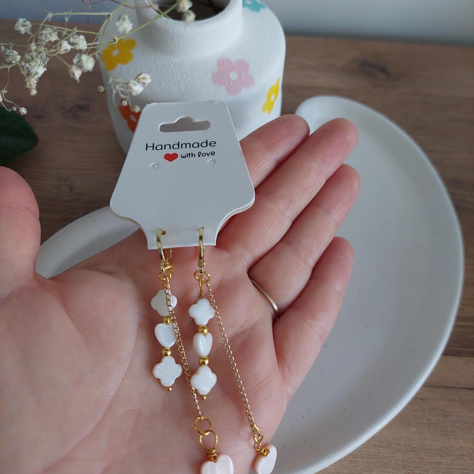Goldene Herz Ohrringe mit Muschelperlen – Hängeohrringe, Boho Schmuck handgemacht, romantisch & verspielt, Geschenk für Frauen 18K vergoldet