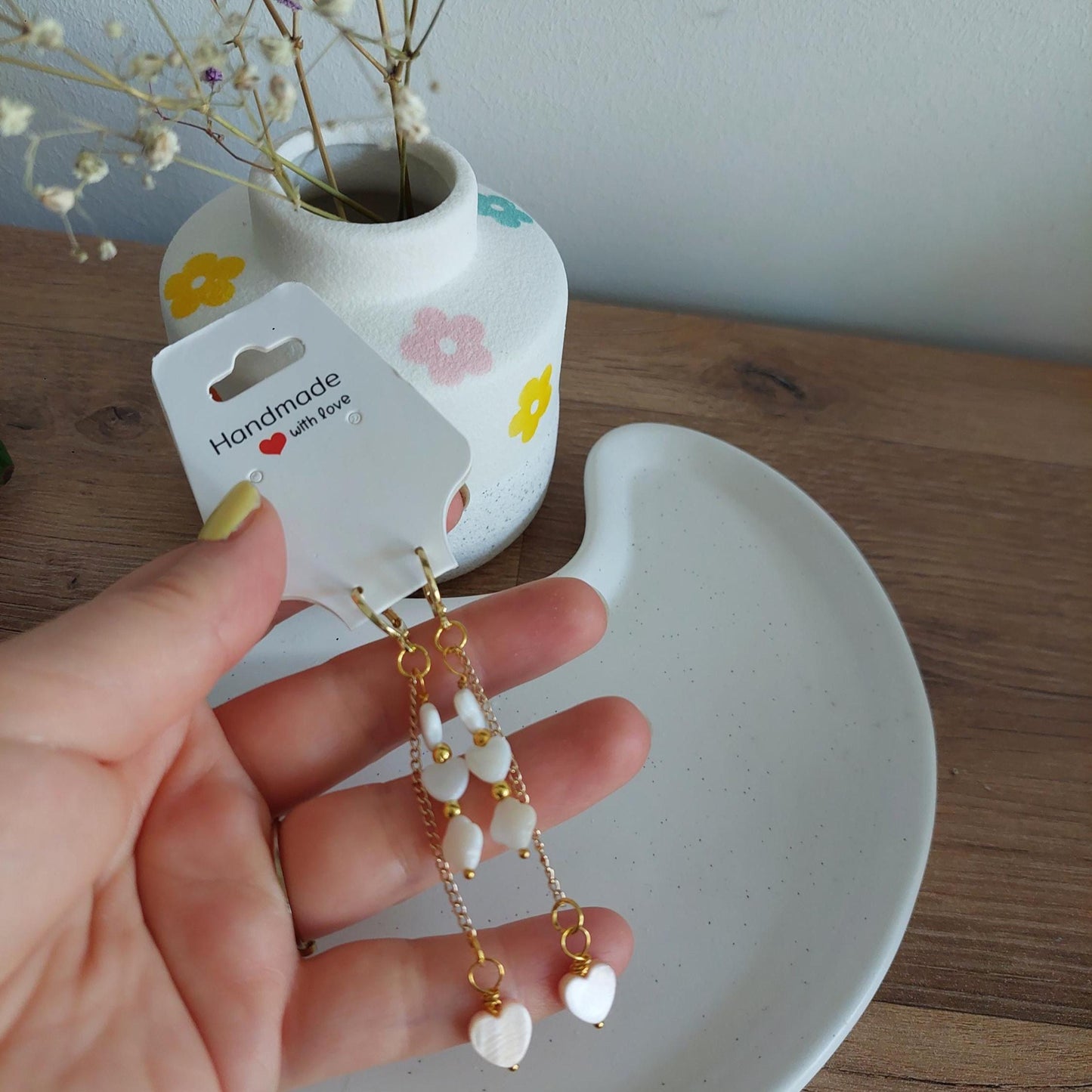 Goldene Herz Ohrringe mit Muschelperlen – Hängeohrringe, Boho Schmuck handgemacht, romantisch & verspielt, Geschenk für Frauen 18K vergoldet