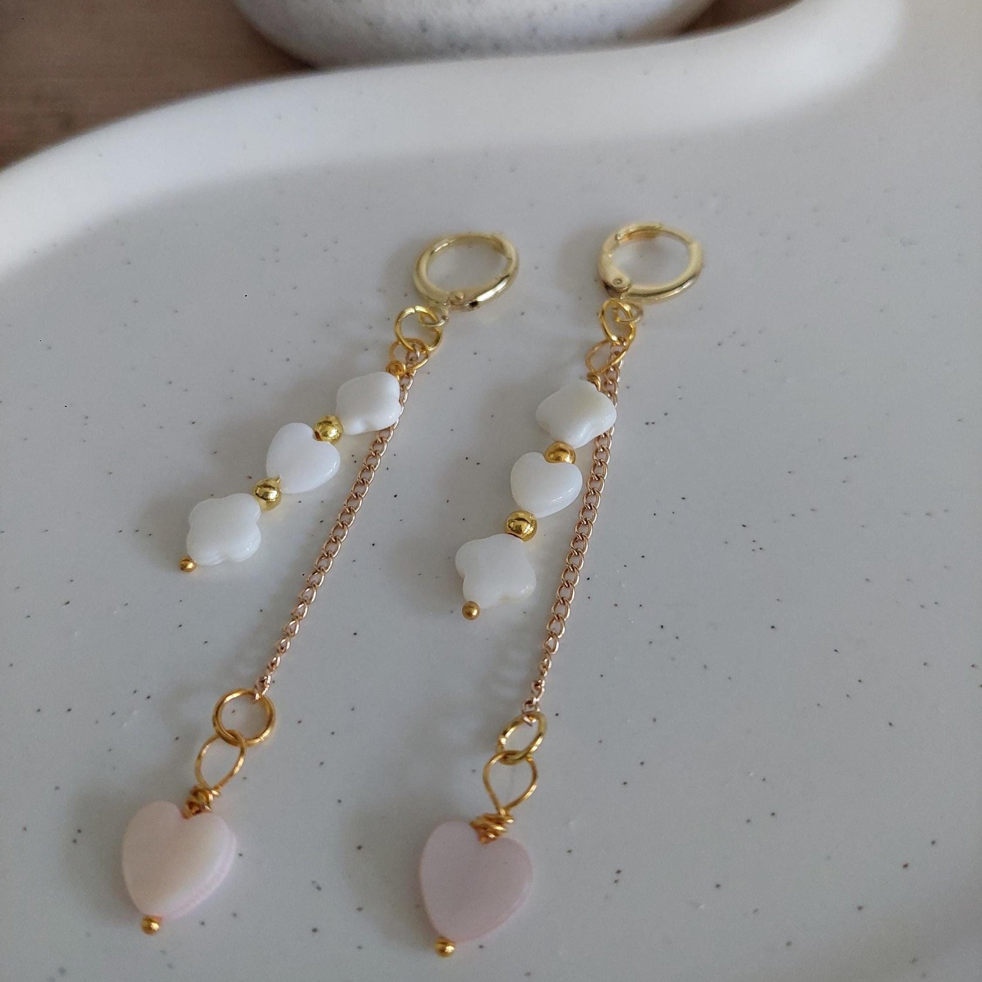 Goldene Herz Ohrringe mit Muschelperlen – Hängeohrringe, Boho Schmuck handgemacht, romantisch & verspielt, Geschenk für Frauen 18K vergoldet