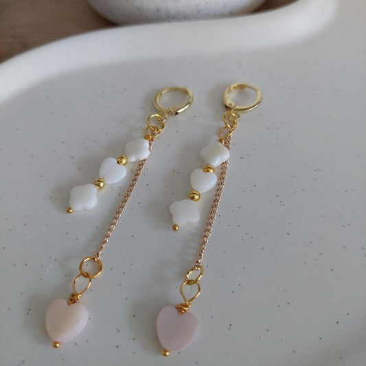 Goldene Herz Ohrringe mit Muschelperlen – Hängeohrringe, Boho Schmuck handgemacht, romantisch & verspielt, Geschenk für Frauen 18K vergoldet