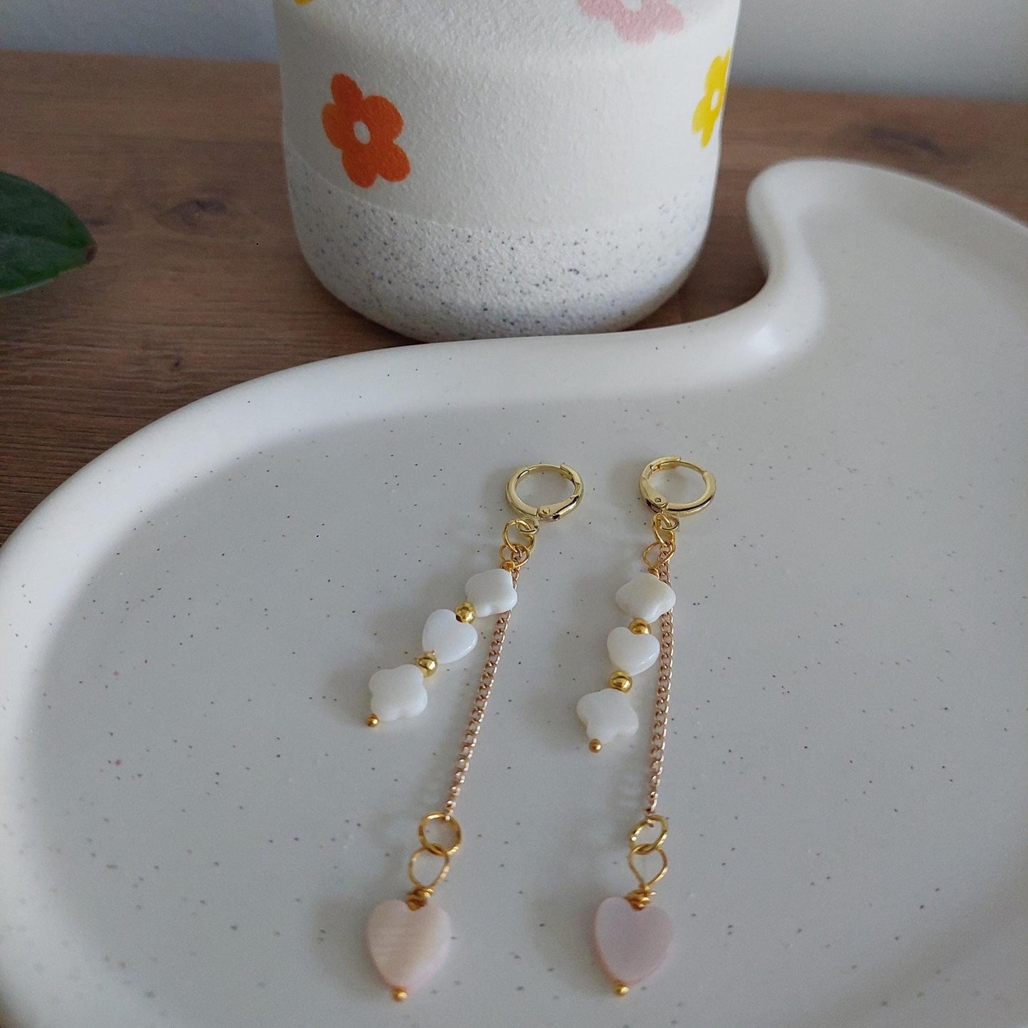 Goldene Herz Ohrringe mit Muschelperlen – Hängeohrringe, Boho Schmuck handgemacht, romantisch & verspielt, Geschenk für Frauen 18K vergoldet