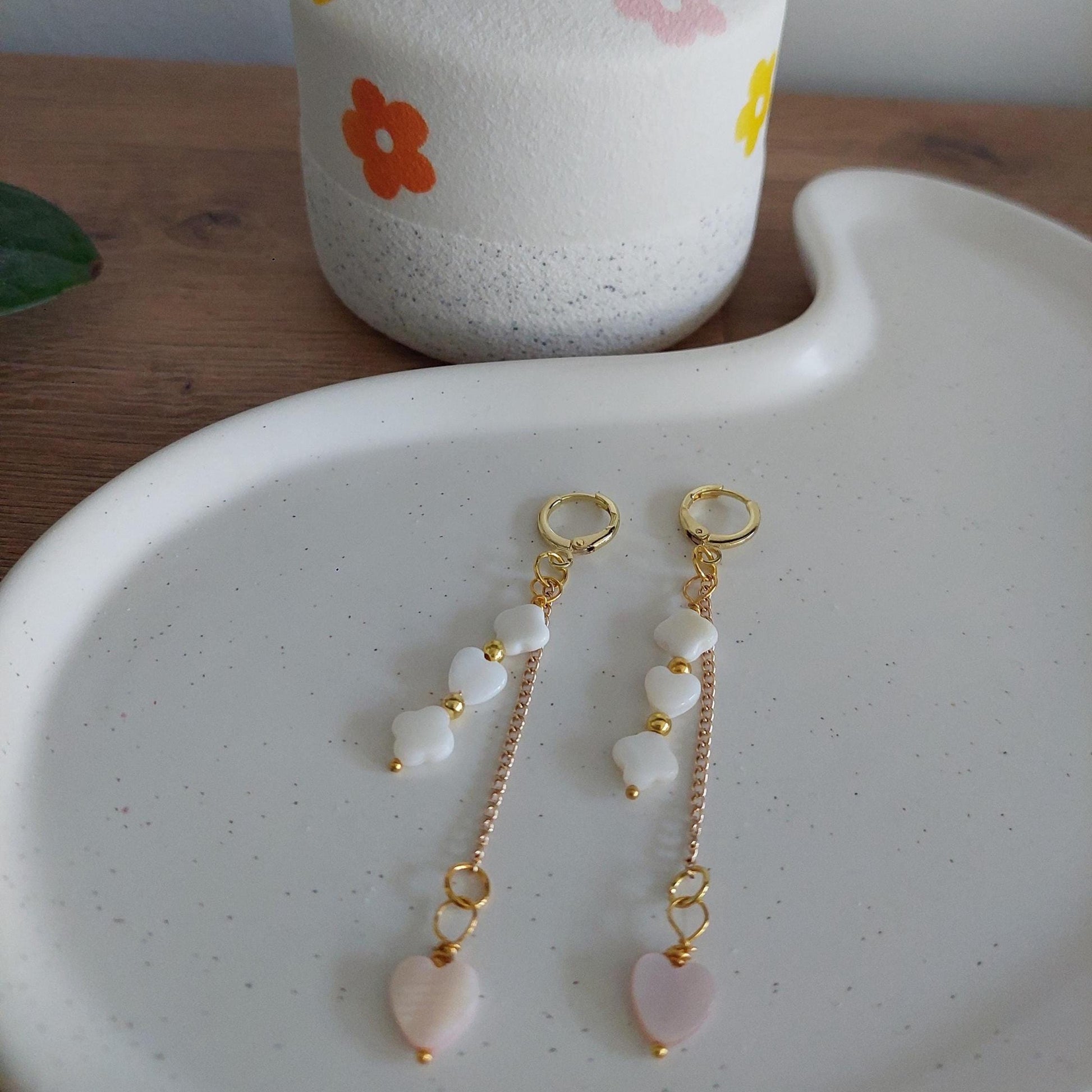 Goldene Herz Ohrringe mit Muschelperlen – Hängeohrringe, Boho Schmuck handgemacht, romantisch & verspielt, Geschenk für Frauen 18K vergoldet