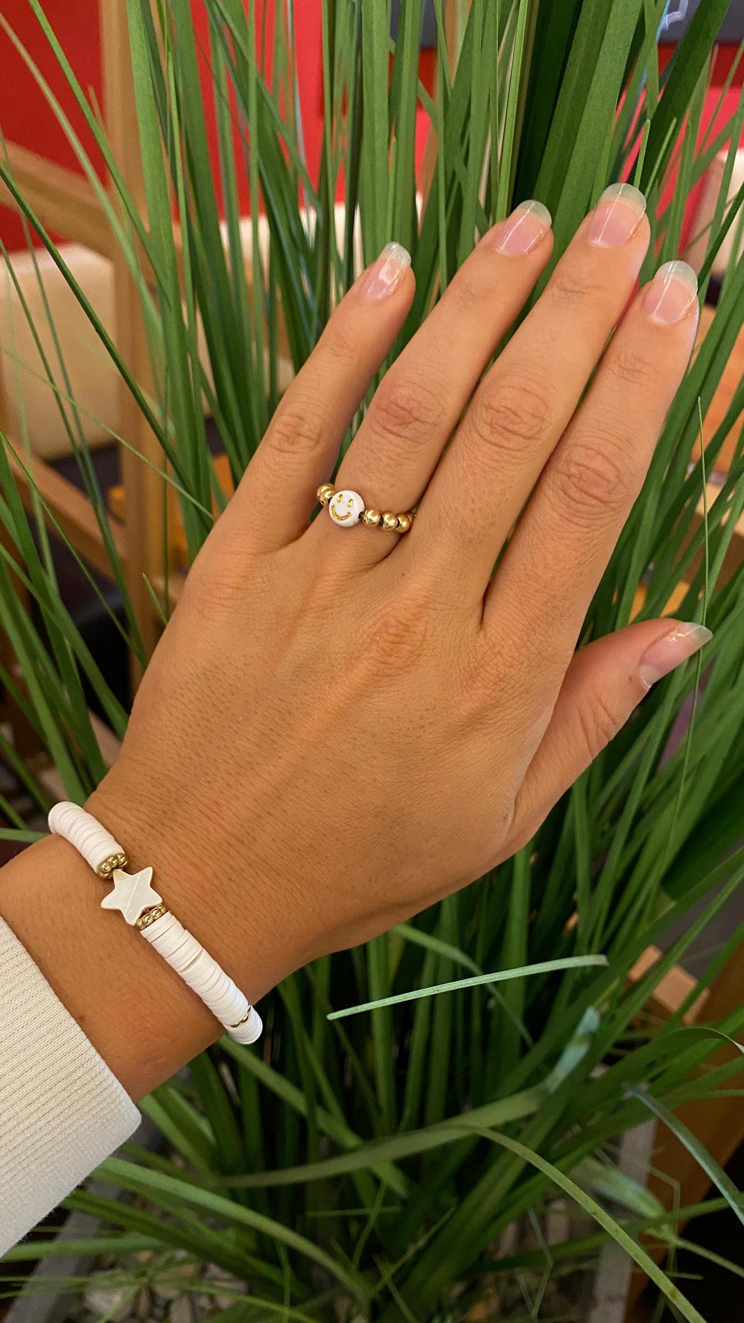 Perlenring Boho | Schlichter Ring Weiß Beige | Unisex Gummiband Ring | Goldener Modeschmuck | Muschelperlen Ring Handmade