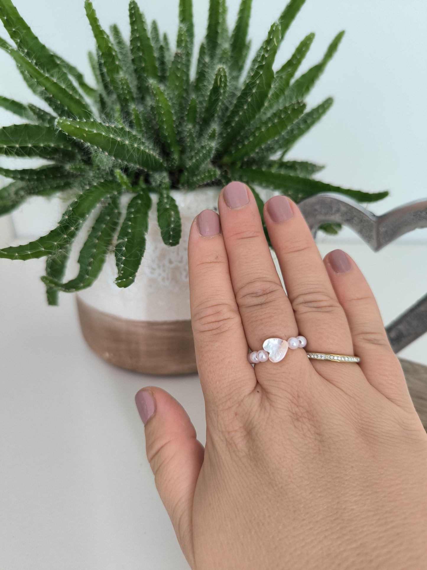 Perlenring Boho | Schlichter Ring Weiß Beige | Unisex Gummiband Ring | Goldener Modeschmuck | Muschelperlen Ring Handmade