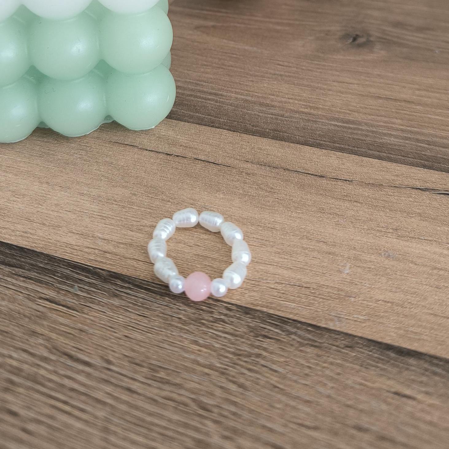 Perlenring Boho | Schlichter Ring Weiß Beige | Unisex Gummiband Ring | Goldener Modeschmuck | Muschelperlen Ring Handmade