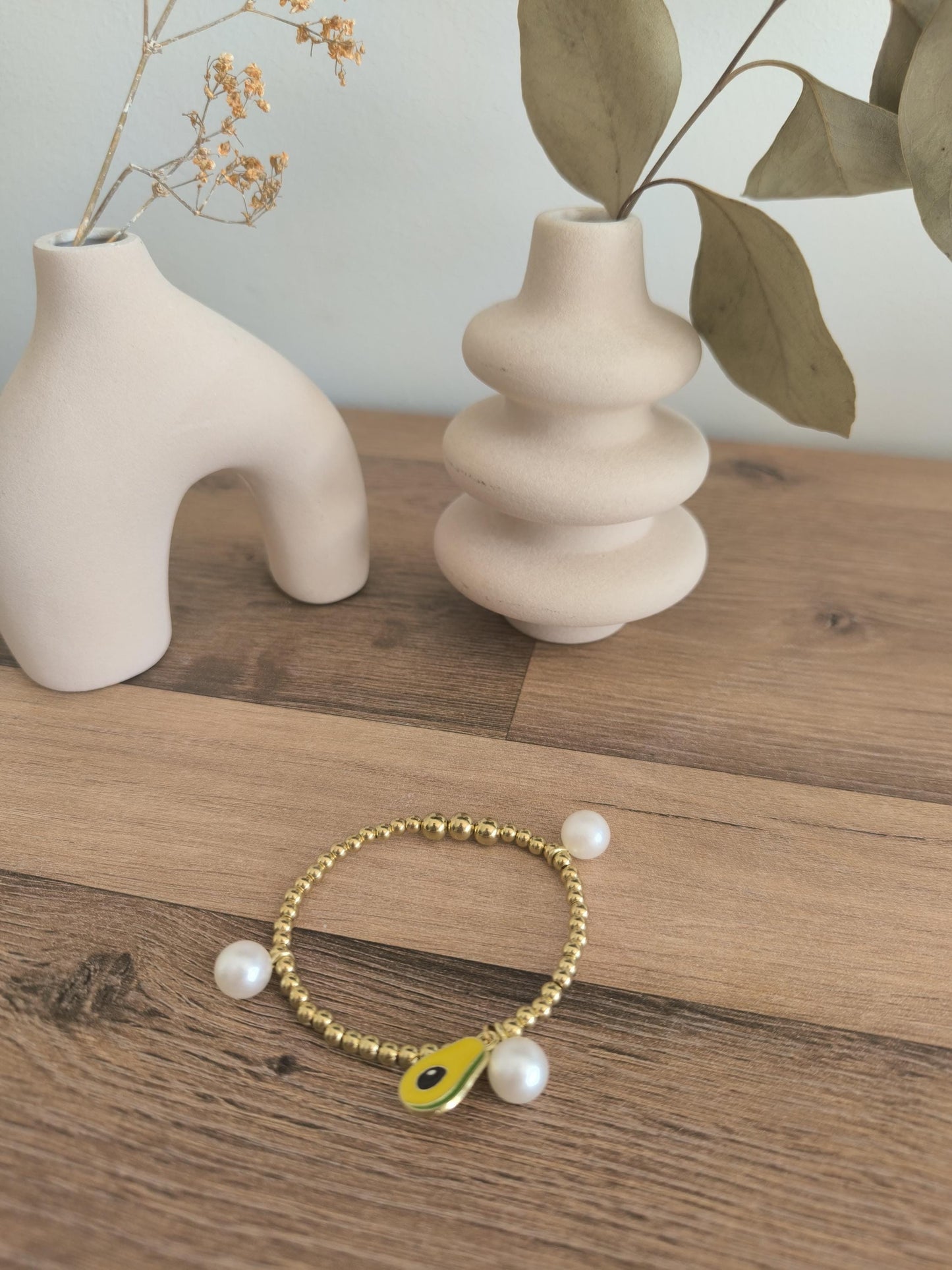 Goldenes Perlenarmband mit Avocado Anhänger | Weiß & Gold | Boho Schmuck | Gummiband Armband | Perlenimitat | Handmade