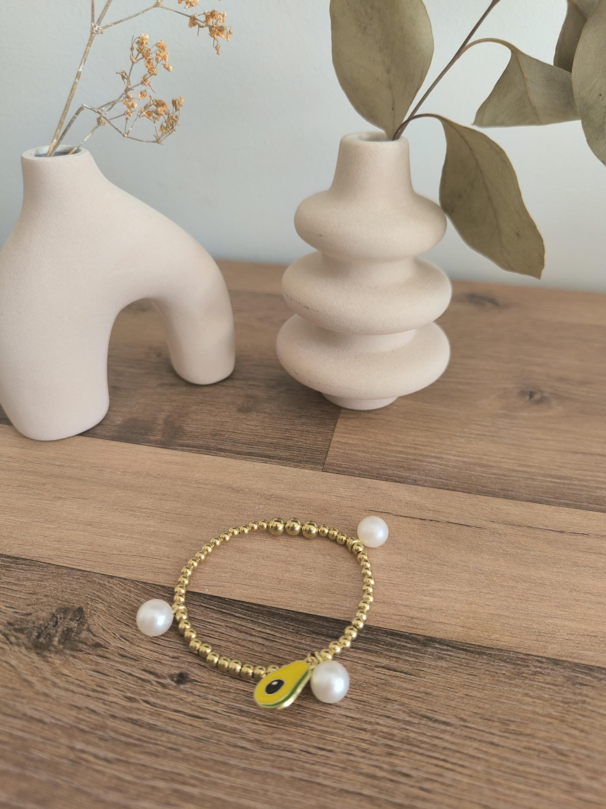 Goldenes Perlenarmband mit Avocado Anhänger | Weiß & Gold | Boho Schmuck | Gummiband Armband | Perlenimitat | Handmade