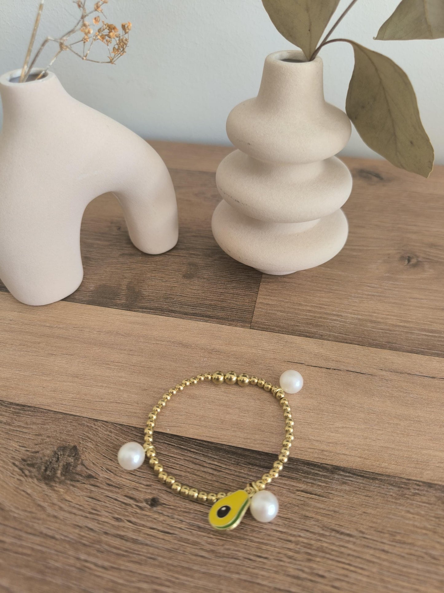 Goldenes Perlenarmband mit Avocado Anhänger | Weiß & Gold | Boho Schmuck | Gummiband Armband | Perlenimitat | Handmade