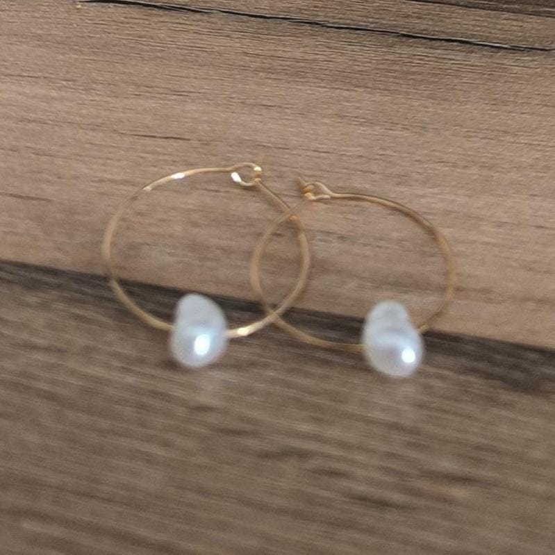 Schlichte Perlen Creolen | Hochzeit Damenschmuck | Muschelperlen Imitat | weiße Perlen | Boho | Moderne Creolen | Geschenk für Sie
