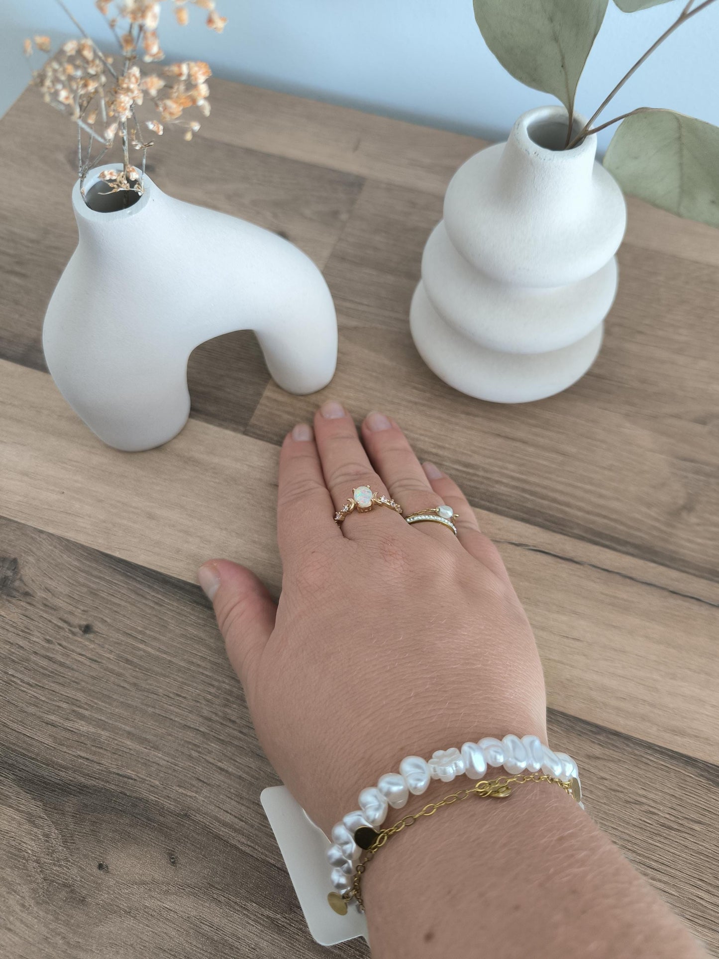 weißes Perlenarmband Boho Set | Elegantes Armband | 2-teilig | Gummiband & vergoldetes Edelsteinarmband | Geschenkidee für Sie | Hochzeit |