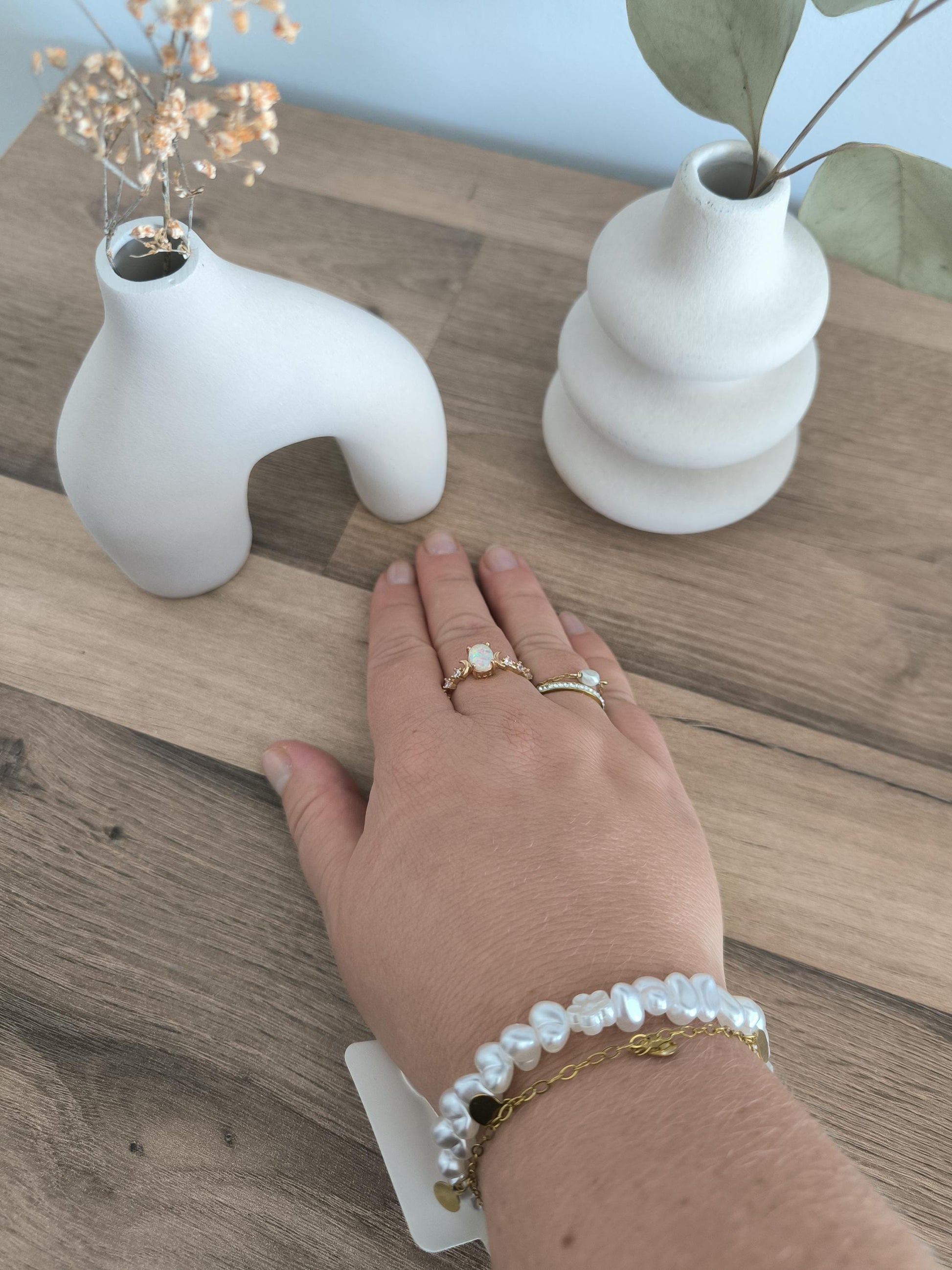 weißes Perlenarmband Boho Set | Elegantes Armband | 2-teilig | Gummiband & vergoldetes Edelsteinarmband | Geschenkidee für Sie | Hochzeit |