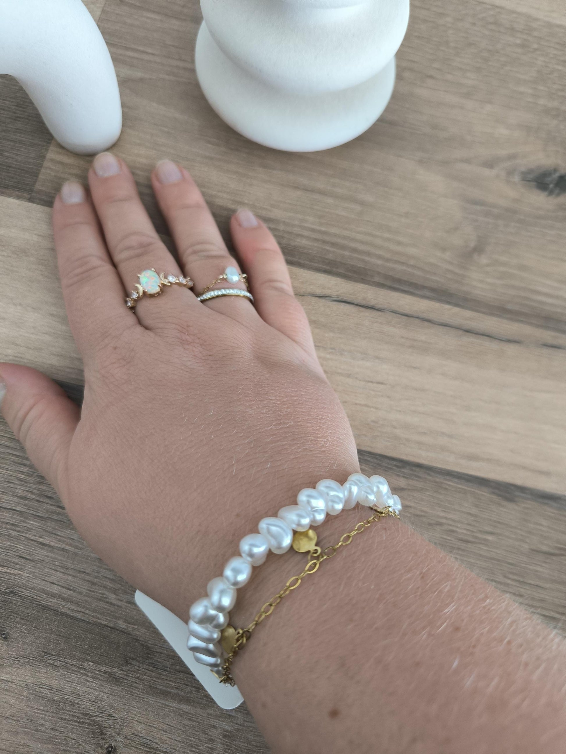 weißes Perlenarmband Boho Set | Elegantes Armband | 2-teilig | Gummiband & vergoldetes Edelsteinarmband | Geschenkidee für Sie | Hochzeit |
