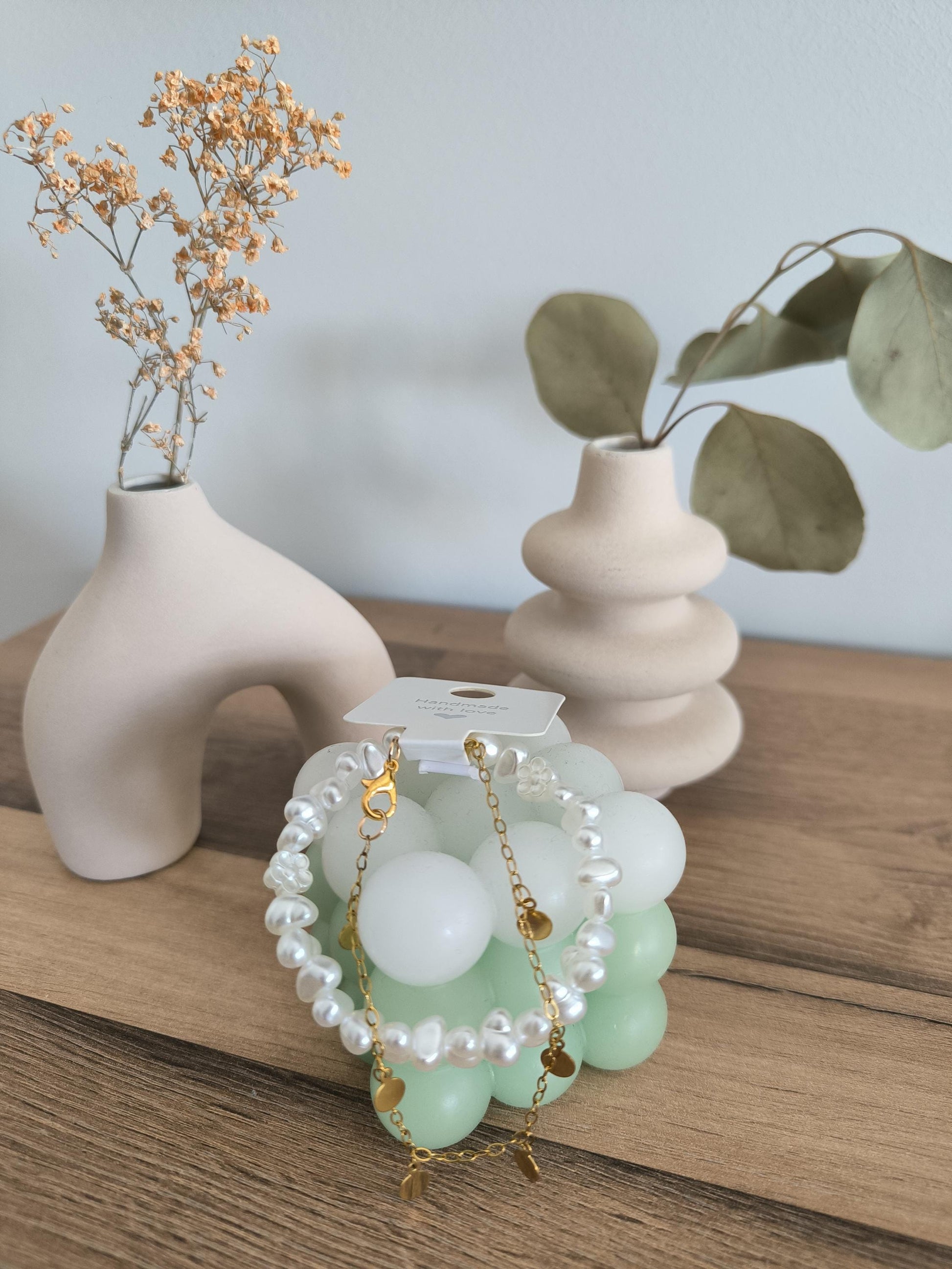 weißes Perlenarmband Boho Set | Elegantes Armband | 2-teilig | Gummiband & vergoldetes Edelsteinarmband | Geschenkidee für Sie | Hochzeit |