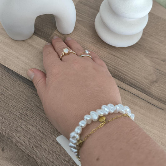 weißes Perlenarmband Boho Set | Elegantes Armband | 2-teilig | Gummiband & vergoldetes Edelsteinarmband | Geschenkidee für Sie | Hochzeit |