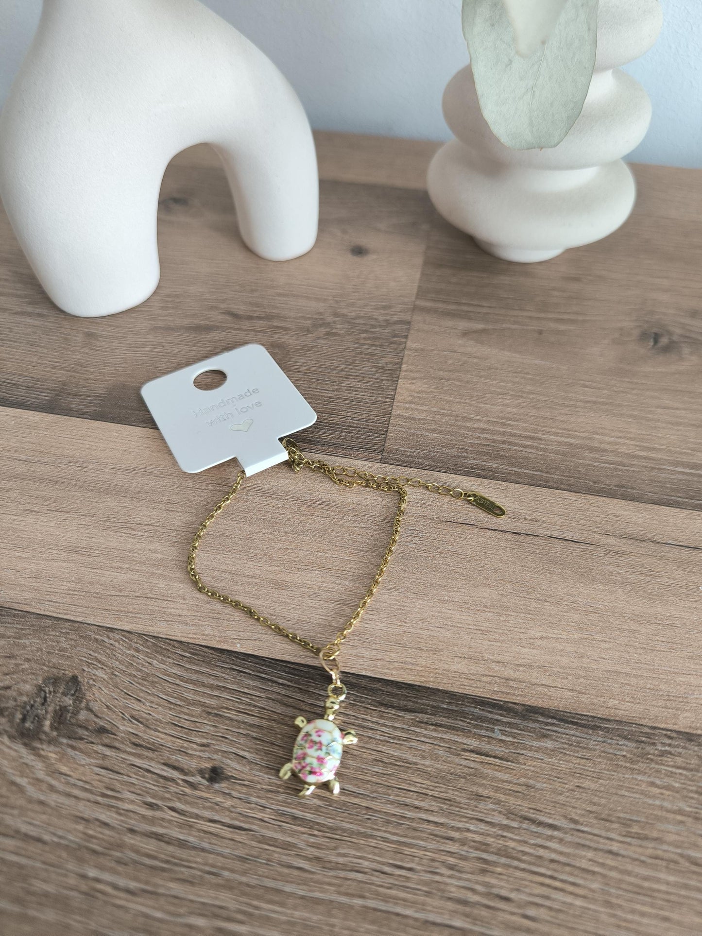 Vergoldetes Edelstahl Armband mit bunter Schildkröte | Rosa, Türkis oder Bunt | zarter Schmuck handmade | Geschenkidee Freundschaft