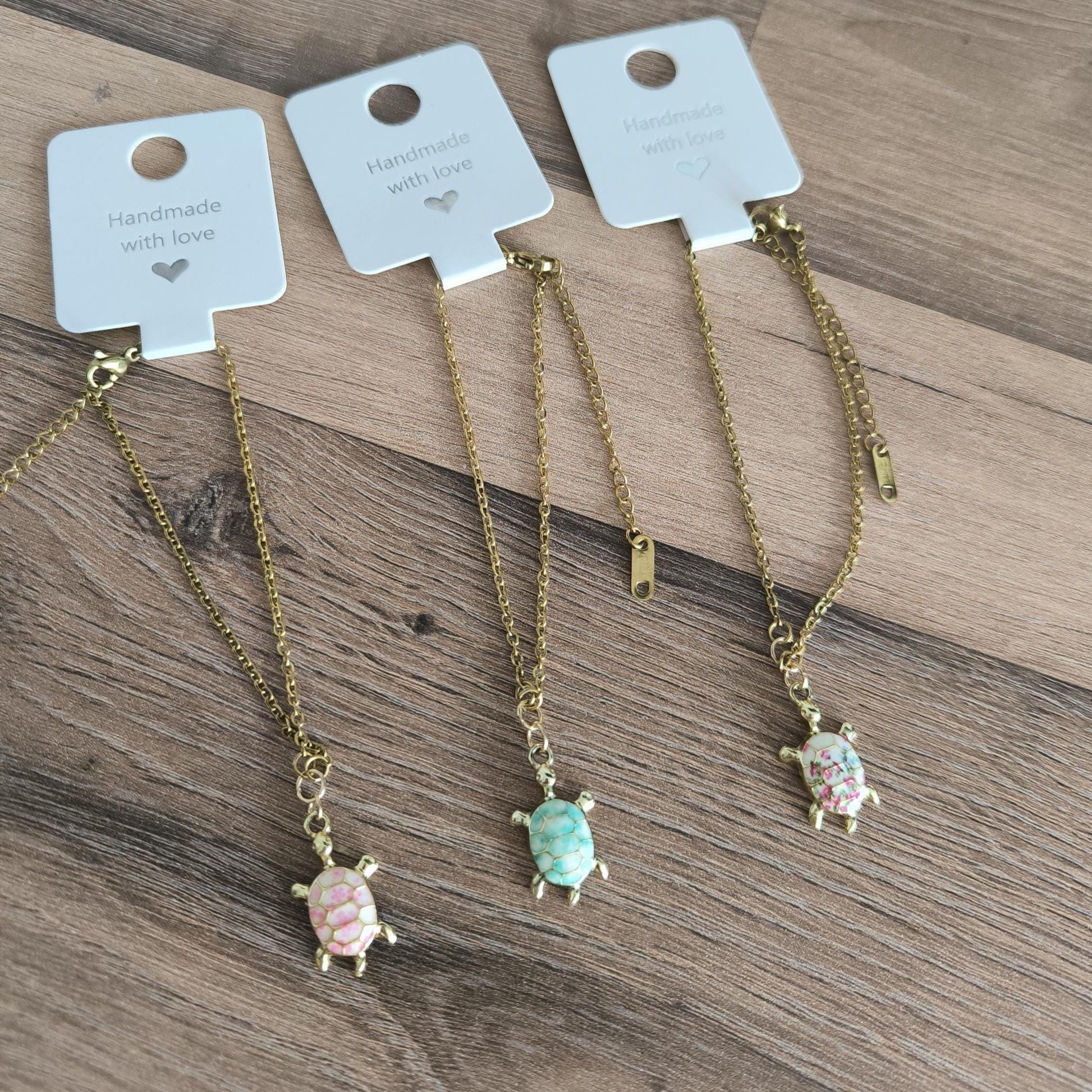 Vergoldetes Edelstahl Armband mit bunter Schildkröte | Rosa, Türkis oder Bunt | zarter Schmuck handmade | Geschenkidee Freundschaft