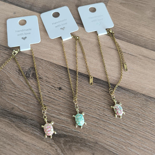 Vergoldetes Edelstahl Armband mit bunter Schildkröte | Rosa, Türkis oder Bunt | zarter Schmuck handmade | Geschenkidee Freundschaft