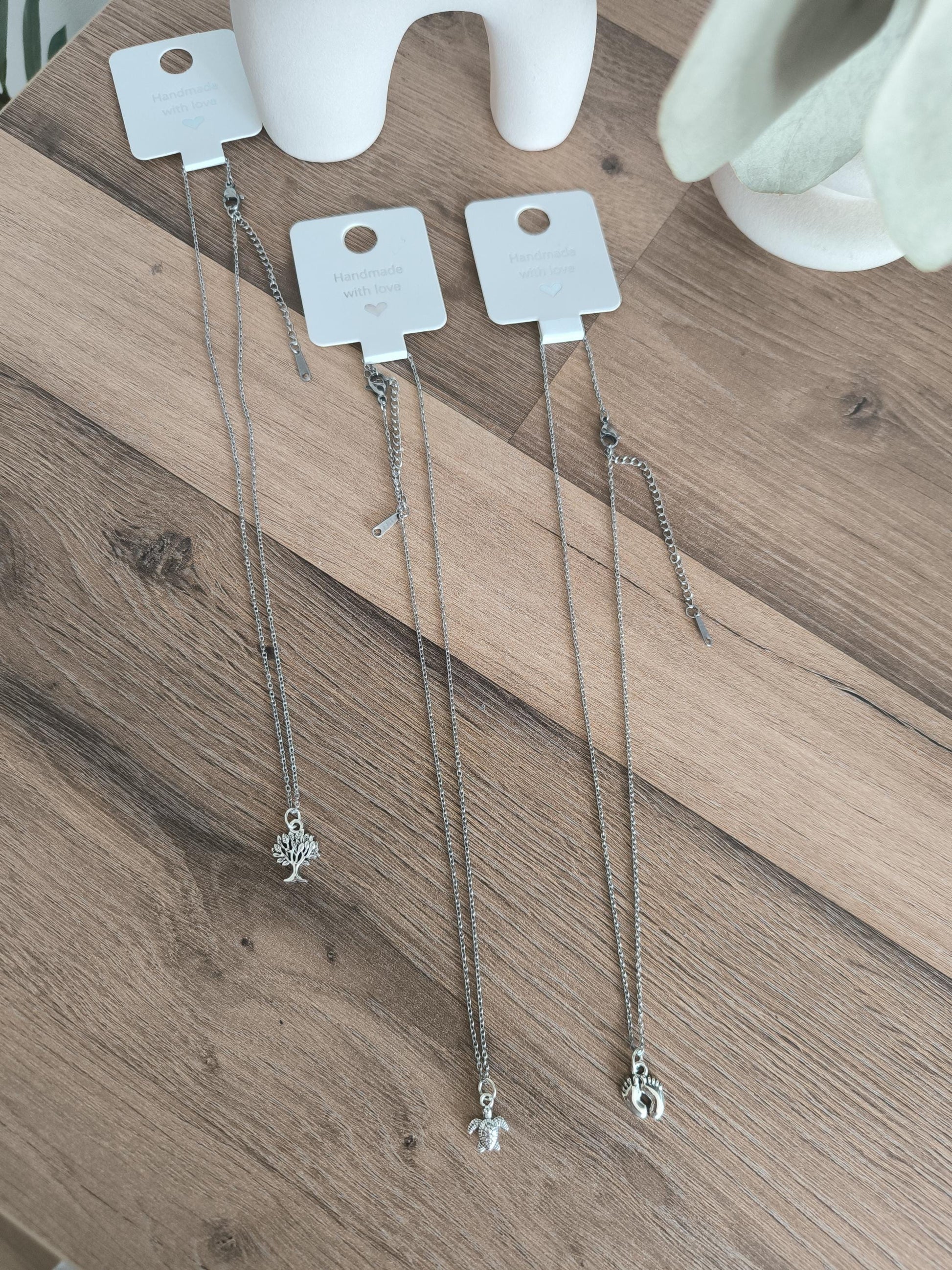 Silberne Edelstahl Halskette – Lebensbaum, Schildkröte oder Babyfüße Anhänger | versilbert, Edelstahlkette, zart, Geschenkidee | Stainless