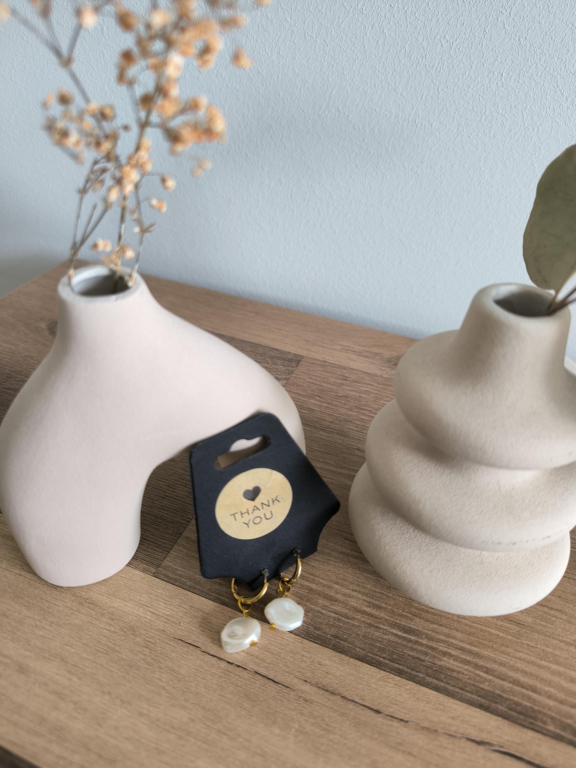 Mini Creolen vergoldet | Edelstahl Ohrringe mit Muschelstein Herzperle oder Imitatperle | zarter Schmuck | Geschenk für Frauen | Boho