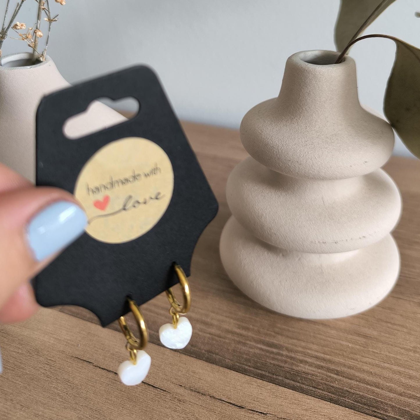 Mini Creolen vergoldet | Edelstahl Ohrringe mit Muschelstein Herzperle oder Imitatperle | zarter Schmuck | Geschenk für Frauen | Boho