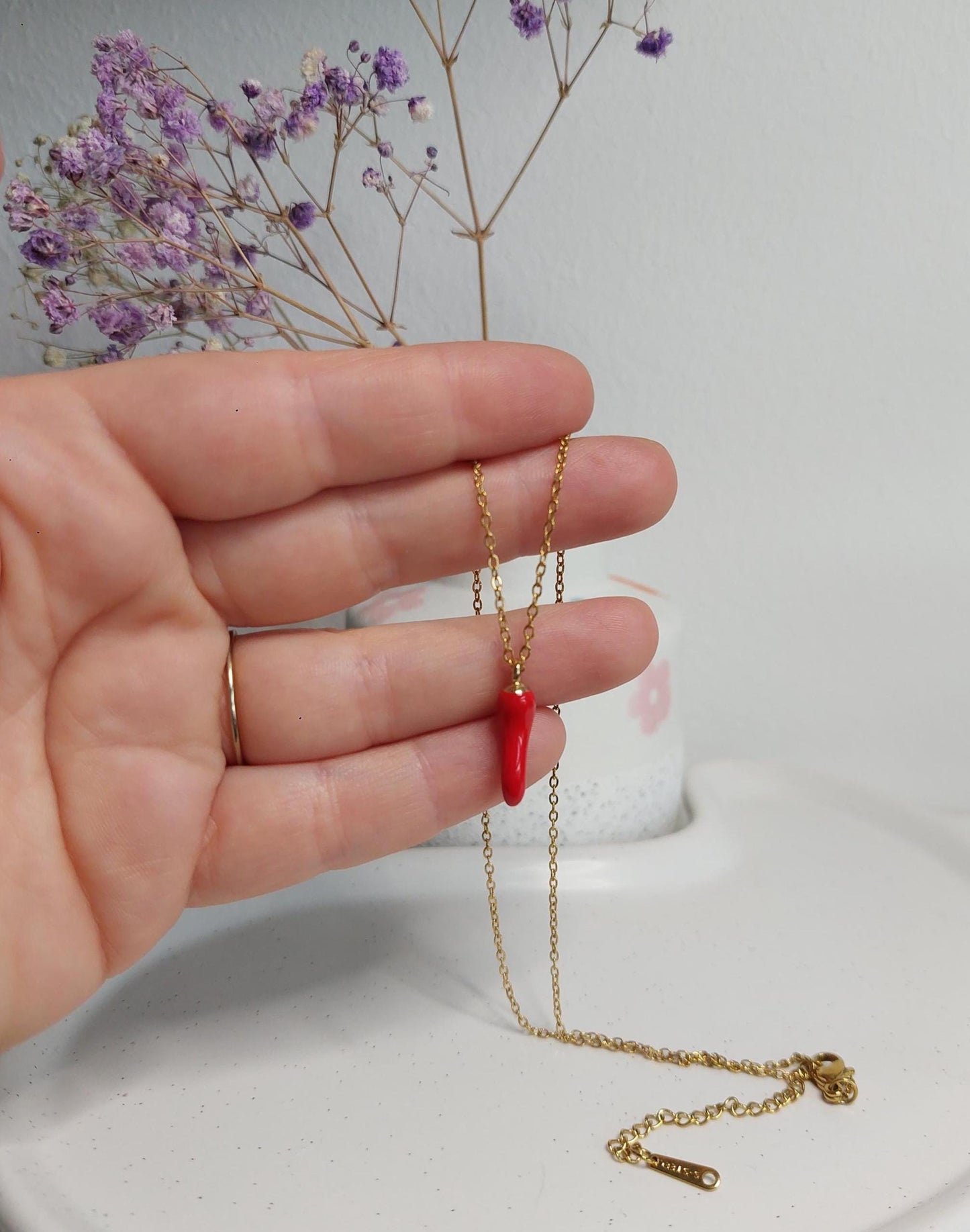 Vergoldete Edelstahlkette mit rotem Chili Anhänger | Trendige Halskette | Edelstahl Schmuck | Geschenk für Sie | Handmade Jewelry