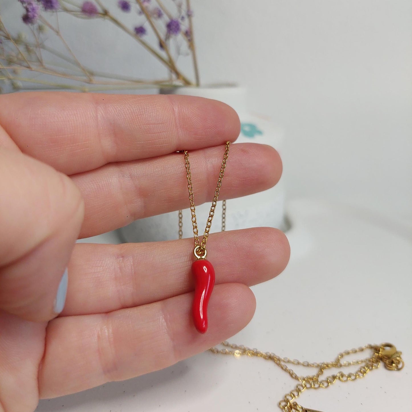 Vergoldete Edelstahlkette mit rotem Chili Anhänger | Trendige Halskette | Edelstahl Schmuck | Geschenk für Sie | Handmade Jewelry