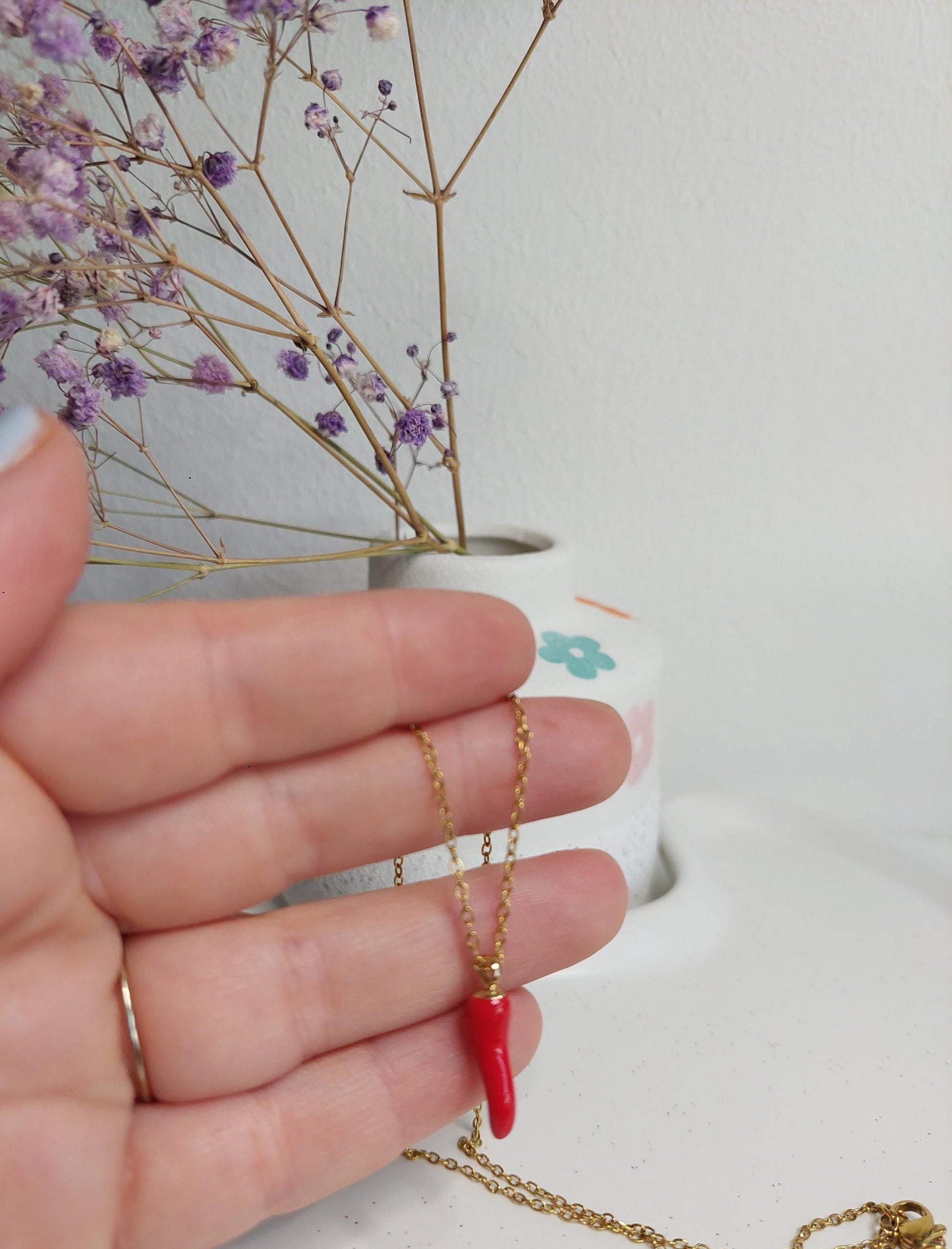 Vergoldete Edelstahlkette mit rotem Chili Anhänger | Trendige Halskette | Edelstahl Schmuck | Geschenk für Sie | Handmade Jewelry