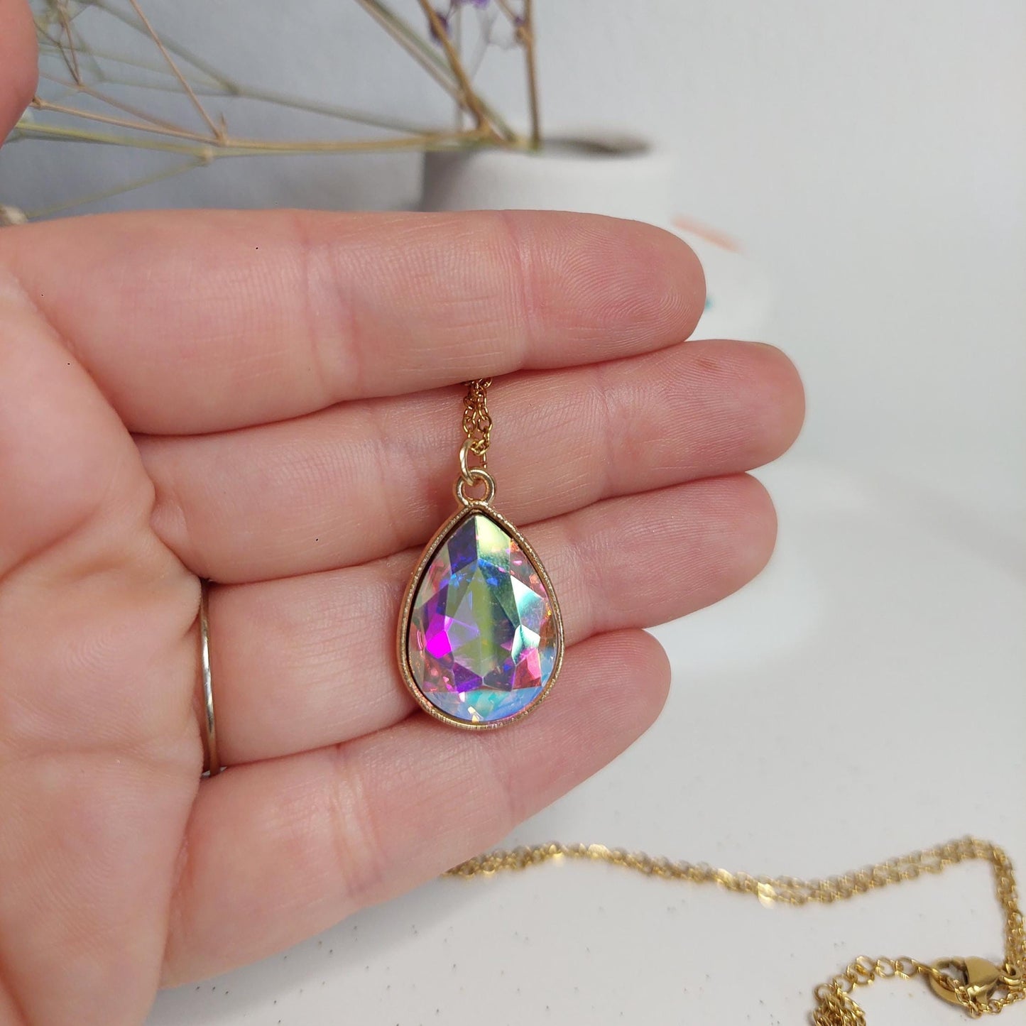 Vergoldete Edelstahlkette mit Tropfenanhänger – Blau, Beige oder Regenbogen – Glasstein, minimalistischer Schmuck, Geschenk für Frauen