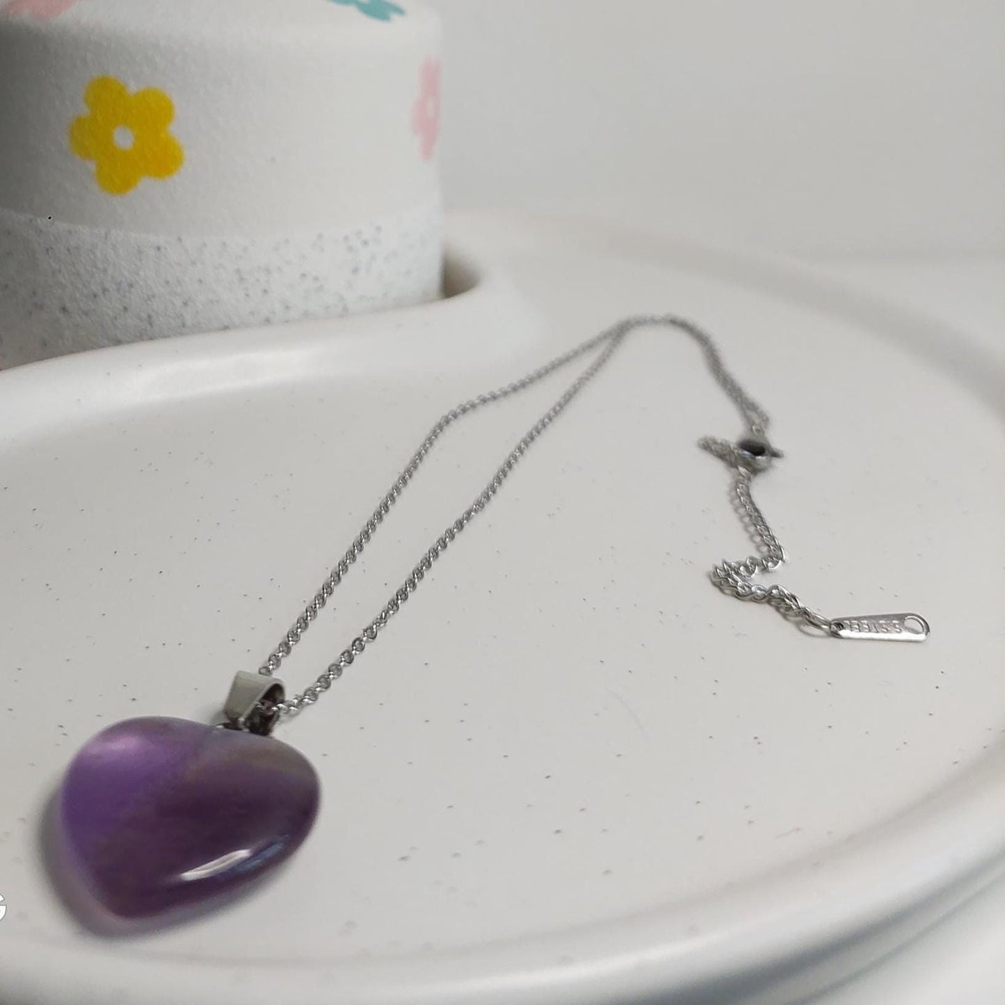 Silberne Edelstahlkette oder Lederband mit Amethyst Herz Edelstein, minimalistischer Schmuck, Geschenk für Frauen, Spiritualität Heilstein